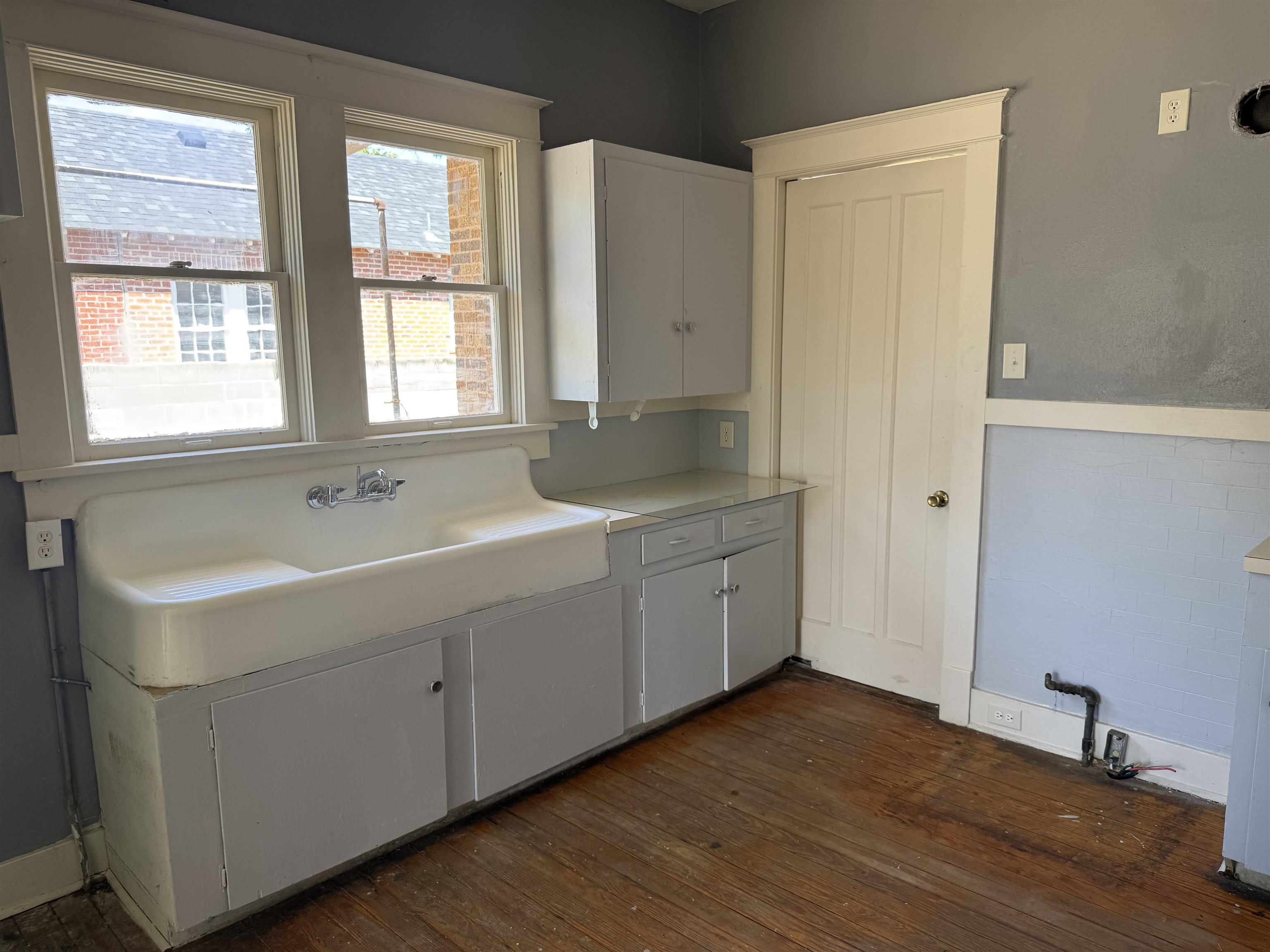 1319 Mier St Property Photo 5