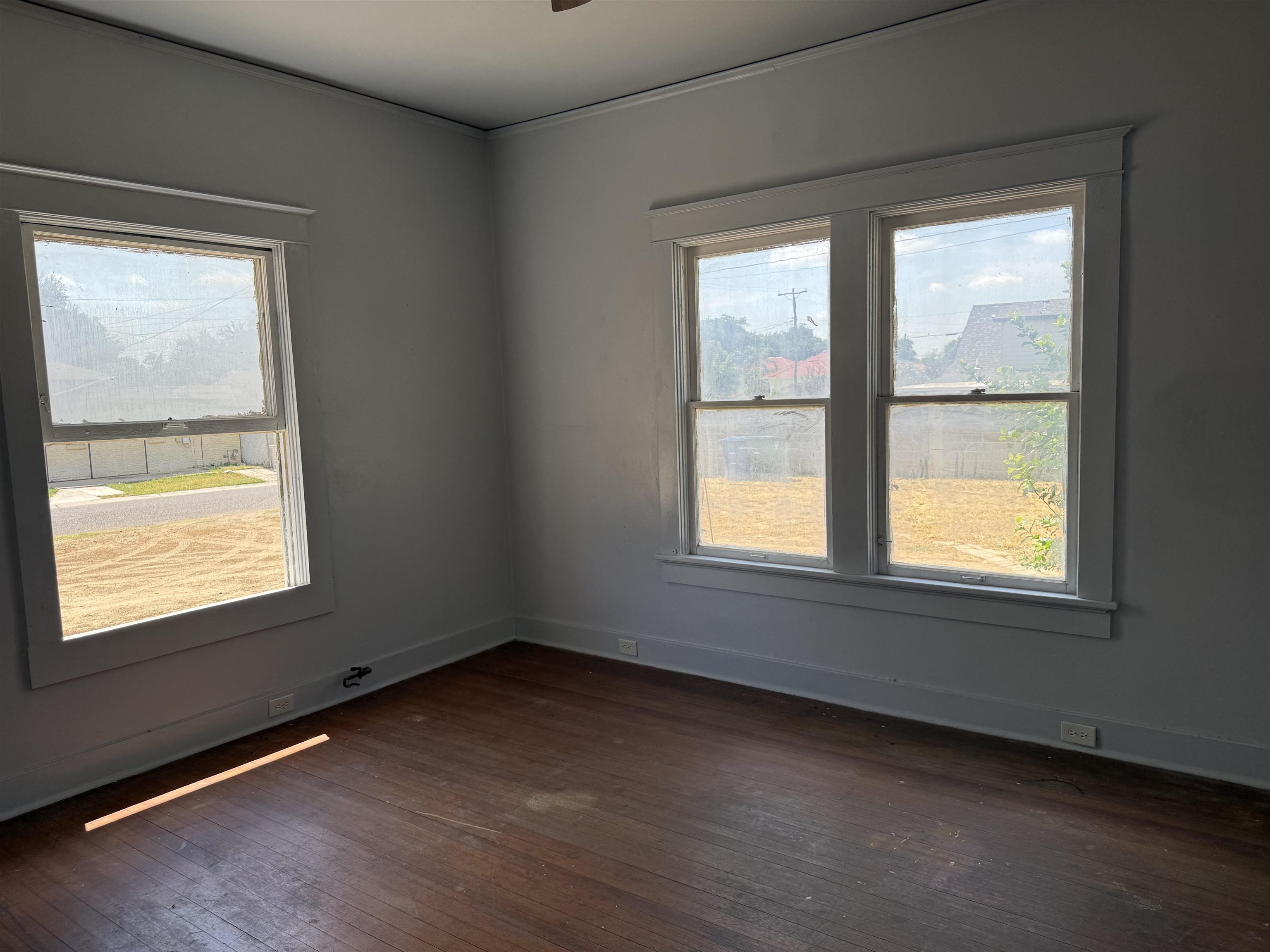 1319 Mier St Property Photo 6