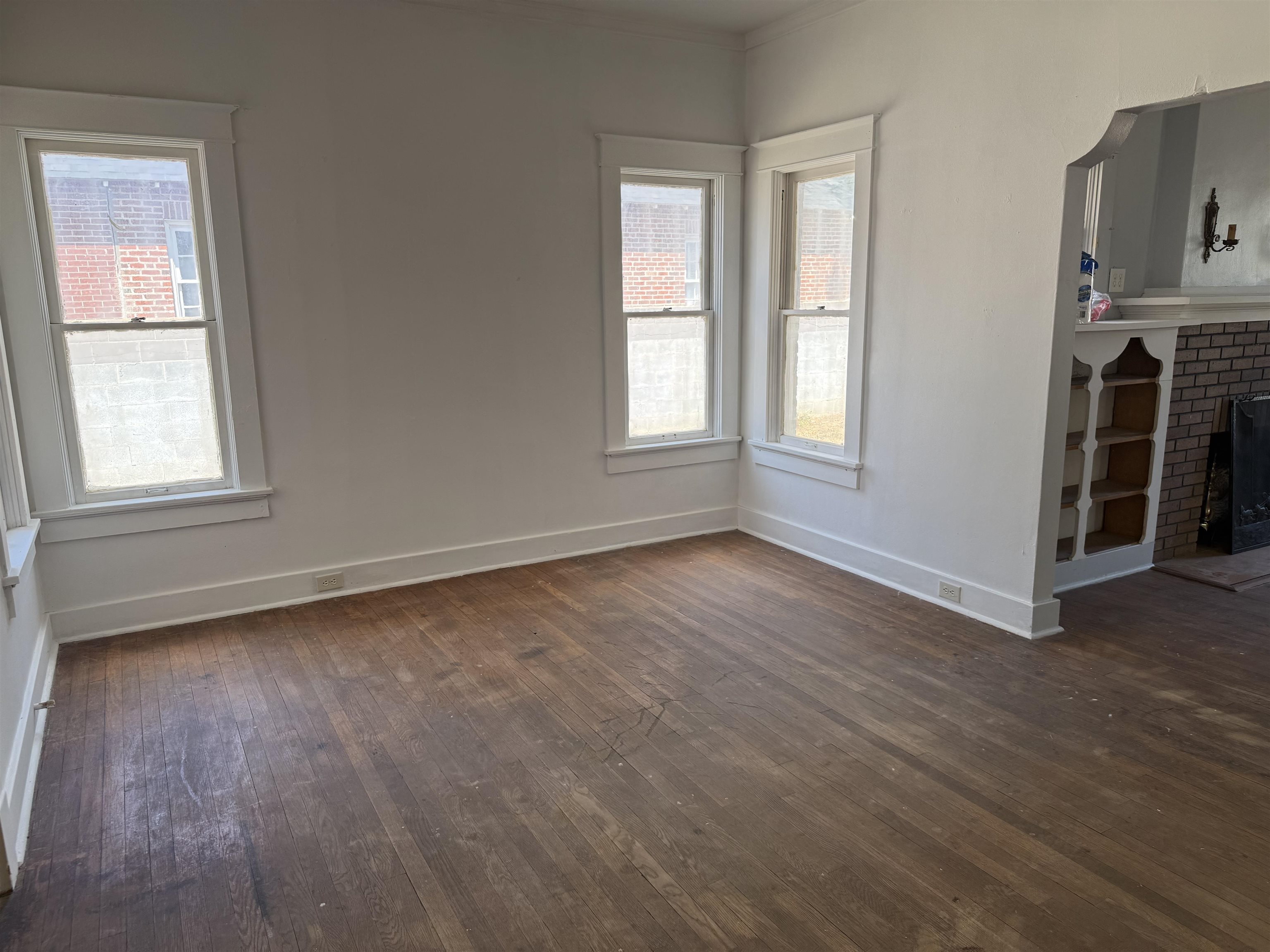 1319 Mier St Property Photo 8