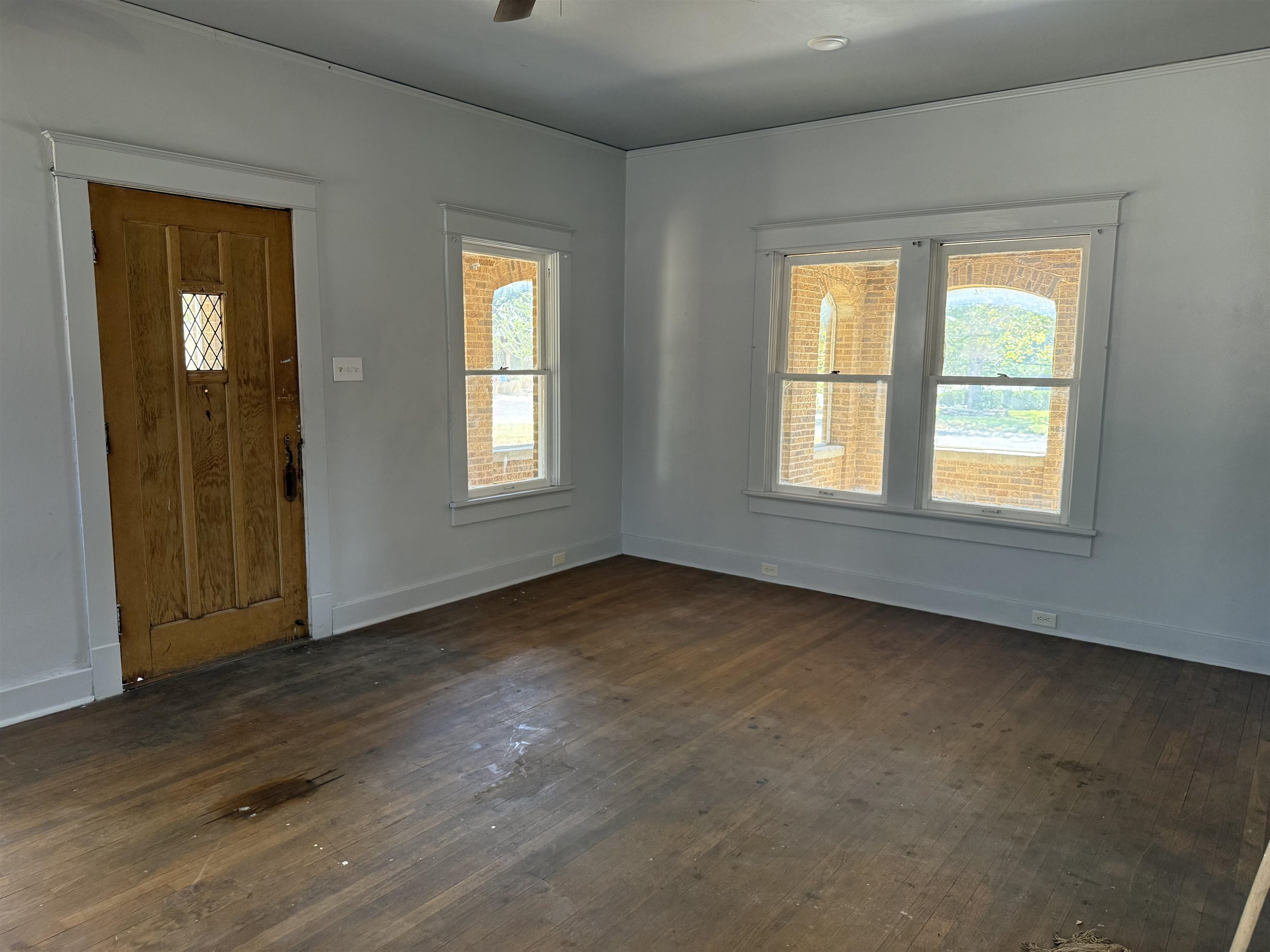 1319 Mier St Property Photo 9