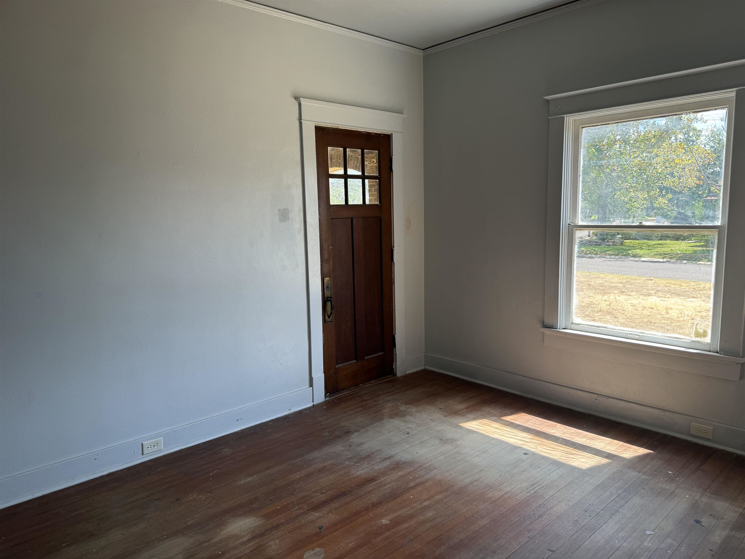 1319 Mier St Property Photo 10