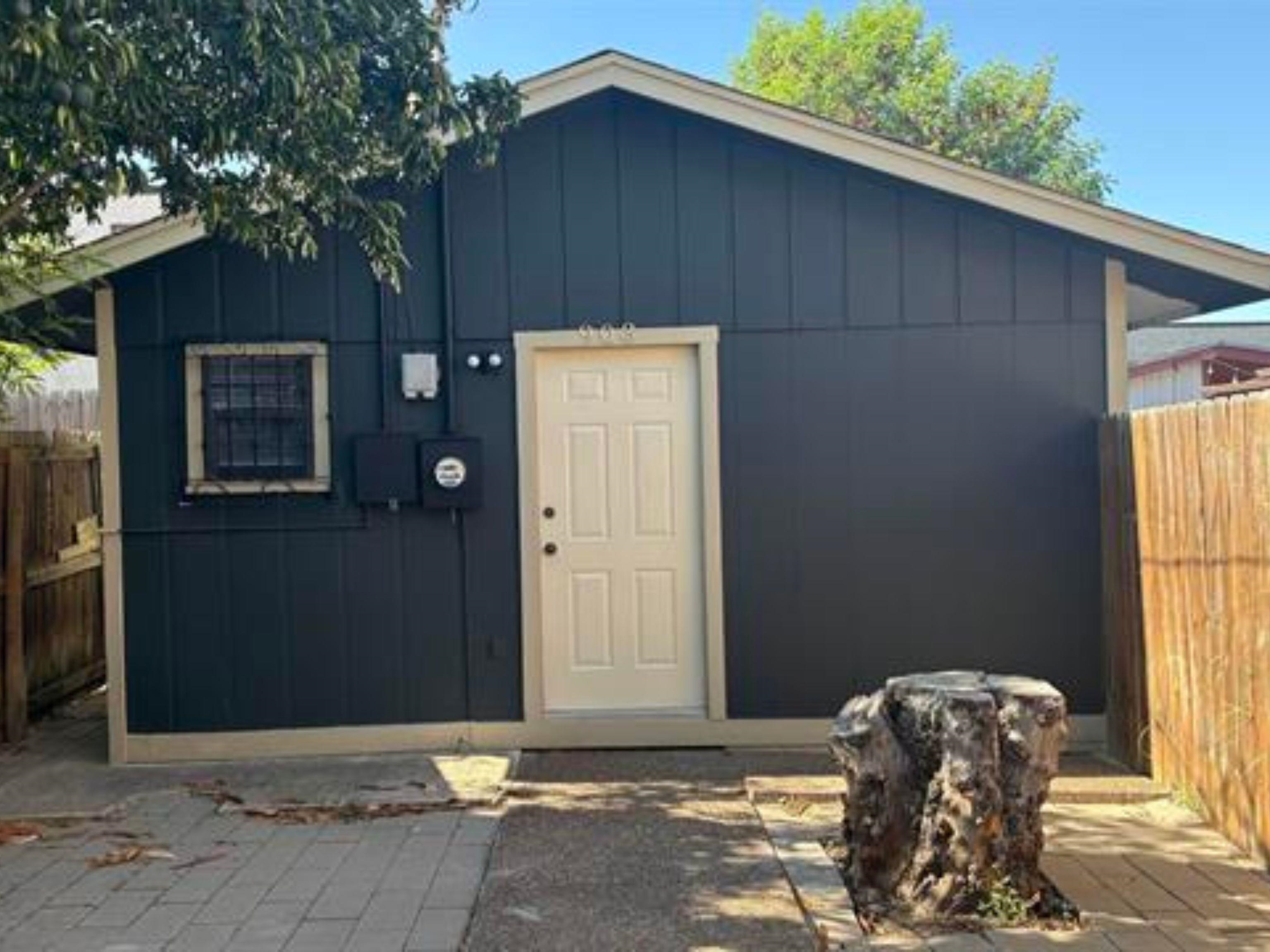 907 Laredo St Property Photo 1