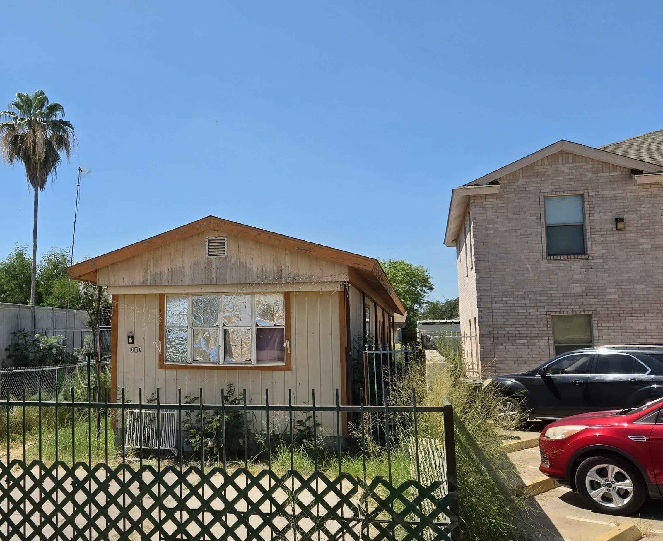 307 (1/2) W Sycamore St Property Photo 5