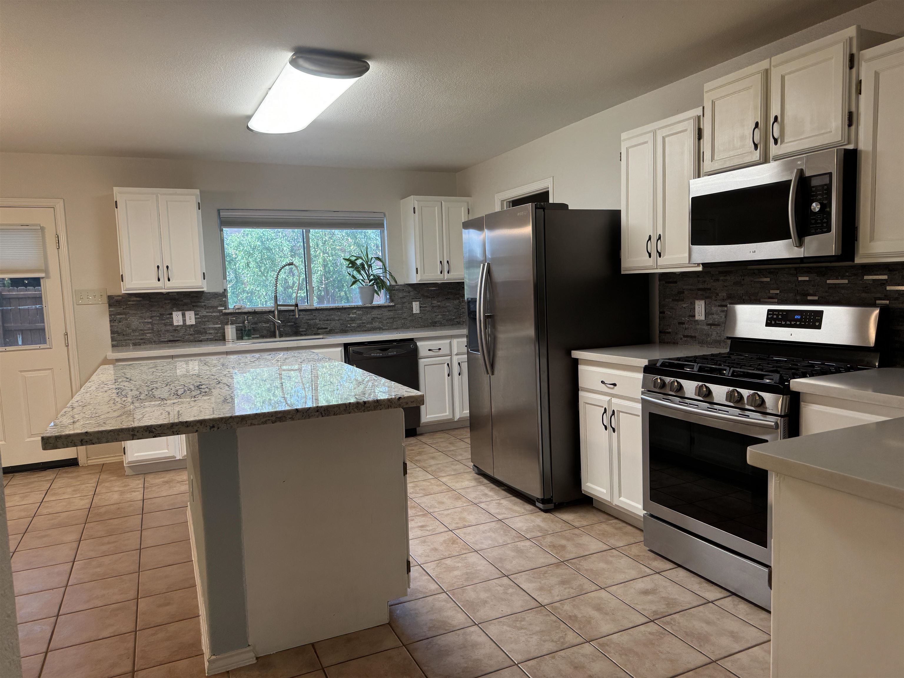 5229 Brewster Dr Property Photo 4