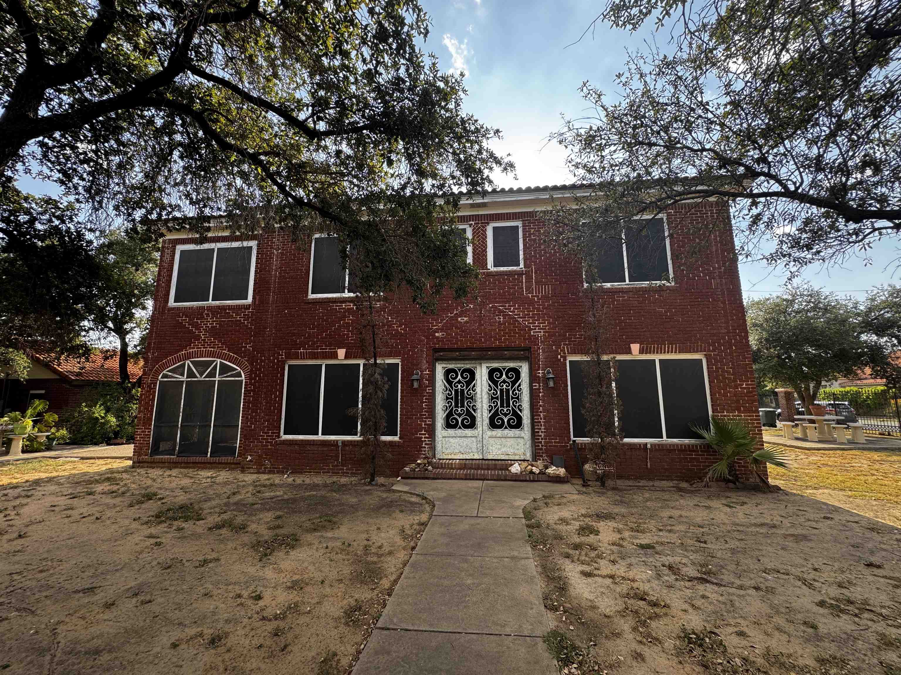 720 N Stone Ave Property Photo 1