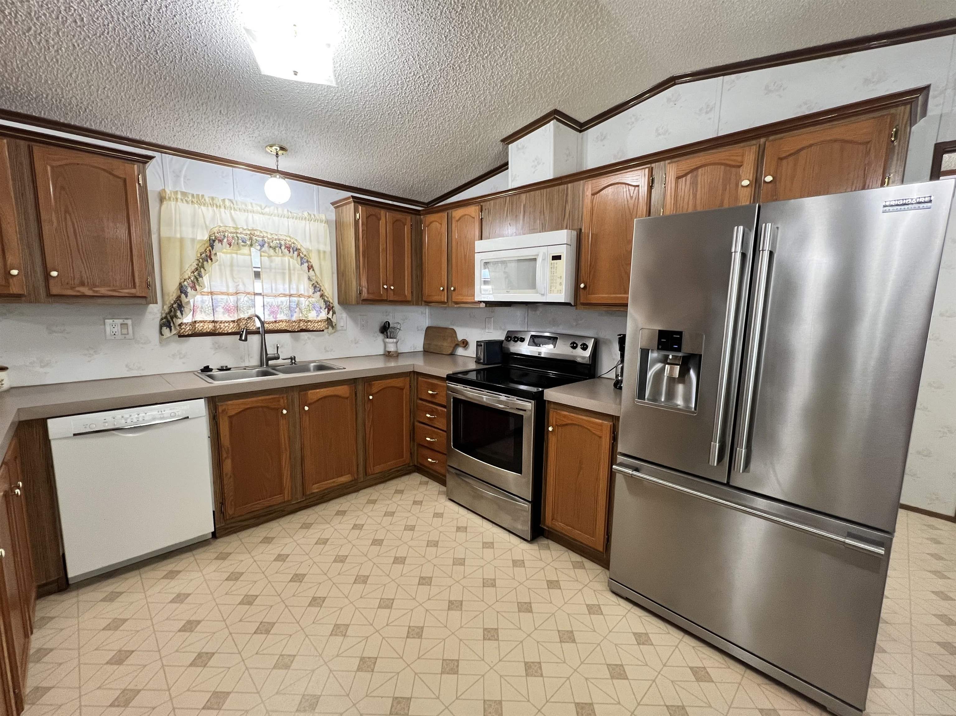 102 Autumn Ln. Property Photo 15