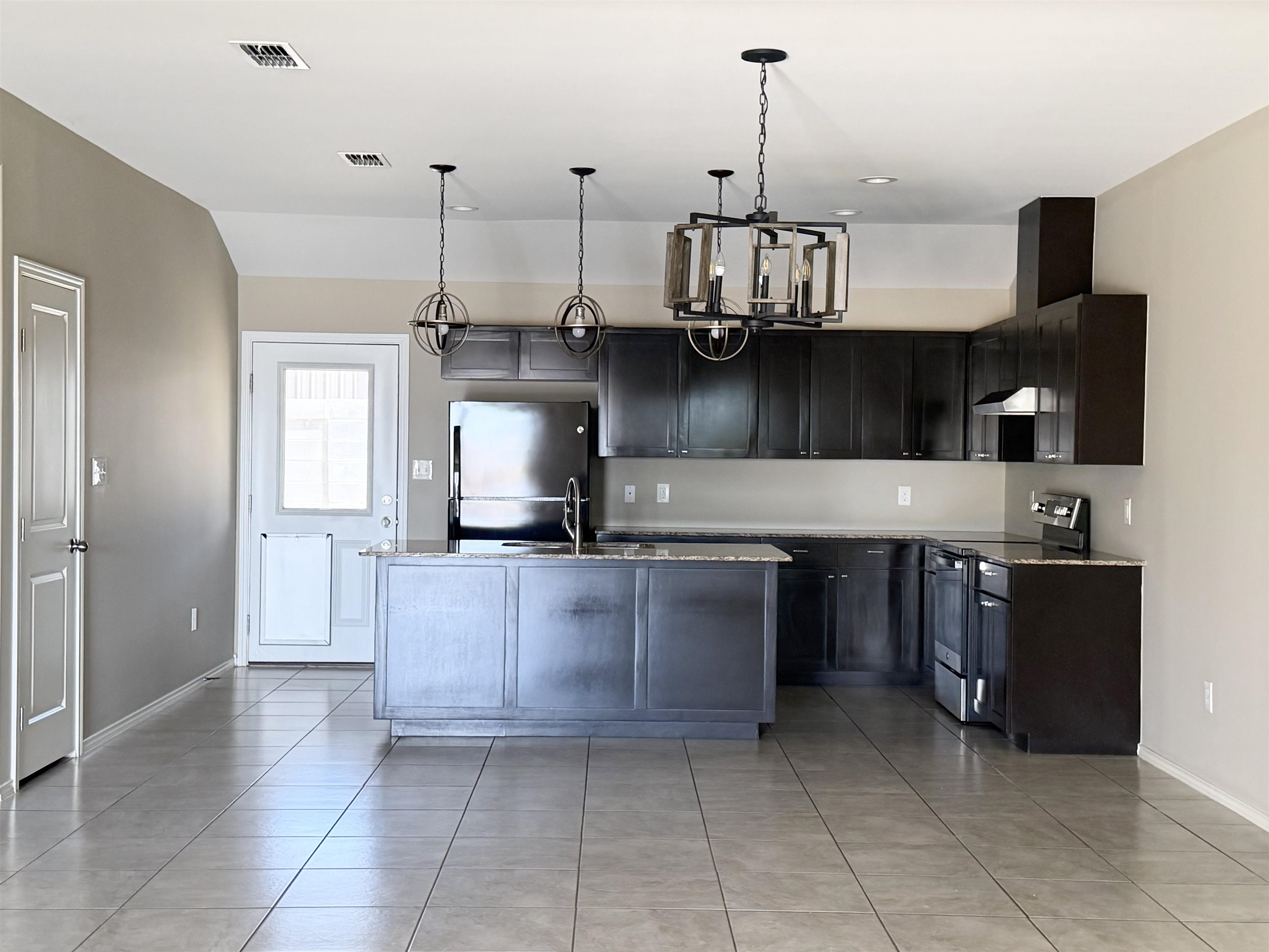 5310 Hacienda Ln Property Photo 3