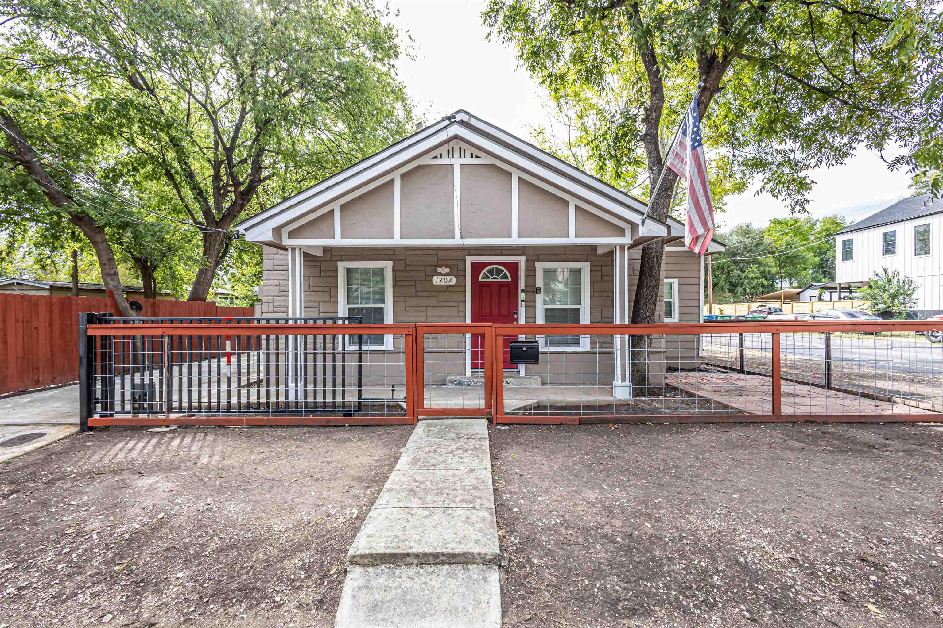 1202 N Center
