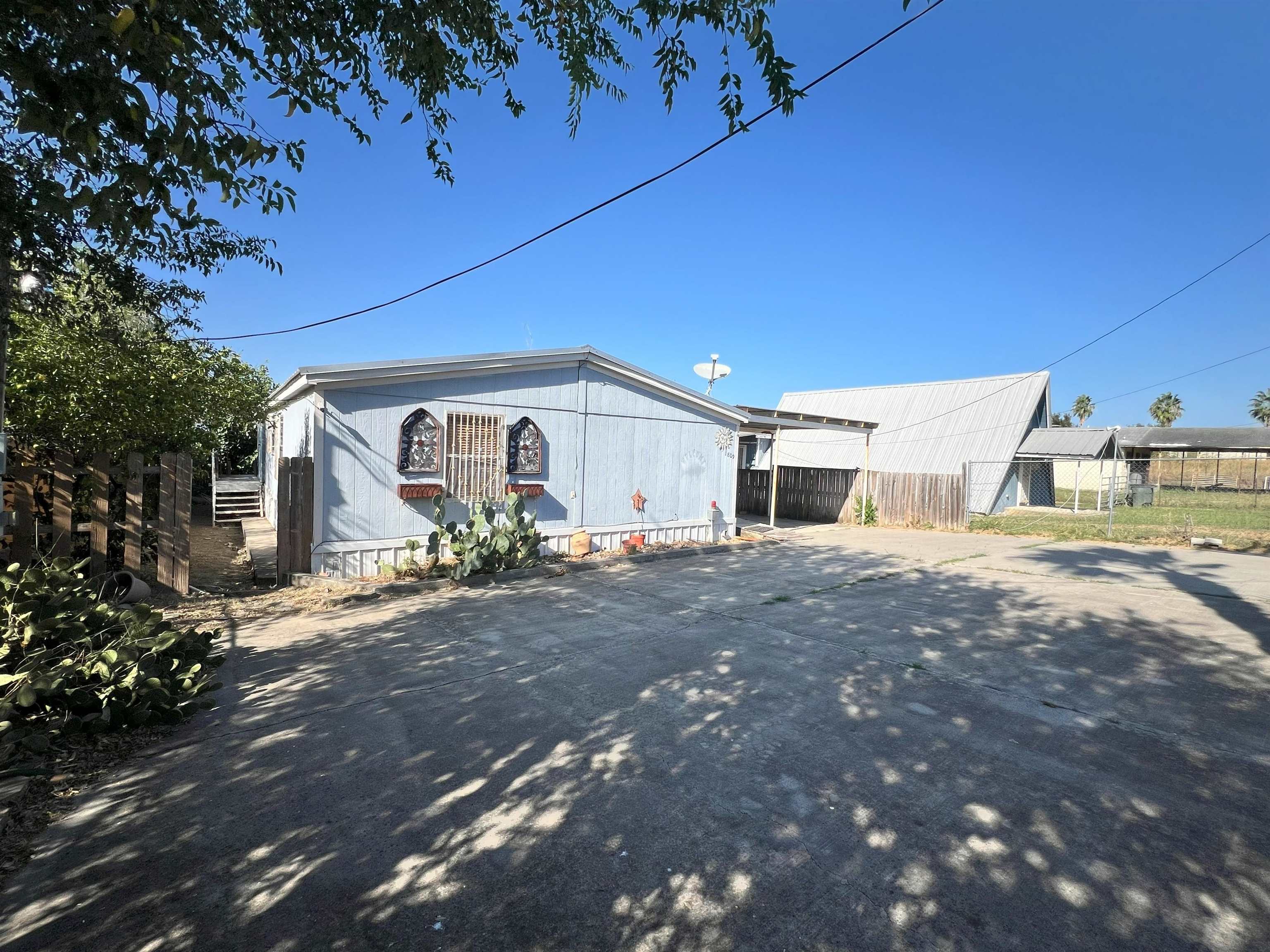 1809 Siesta Ln Property Photo 2