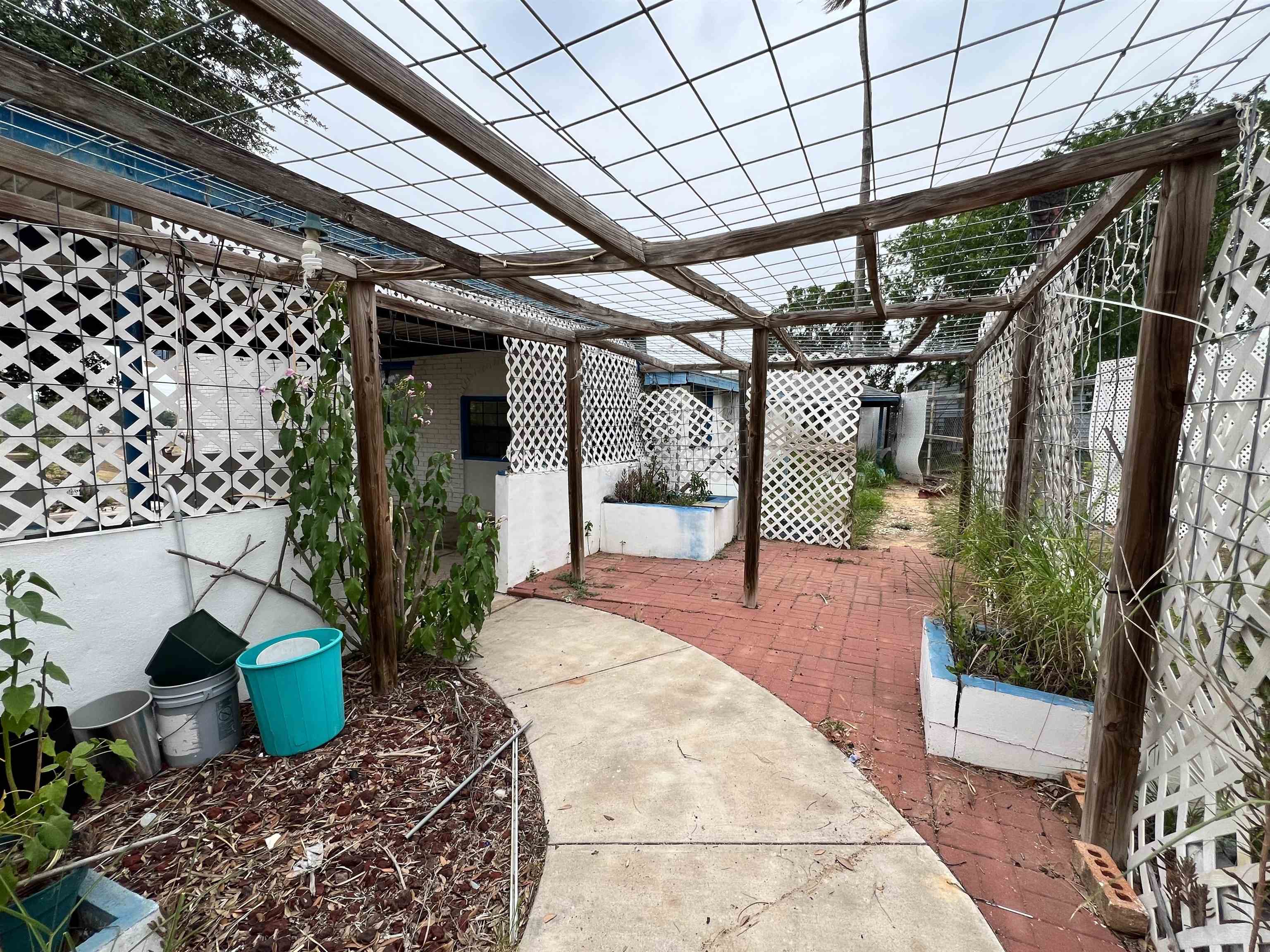 248 E Park Dr Property Photo 4