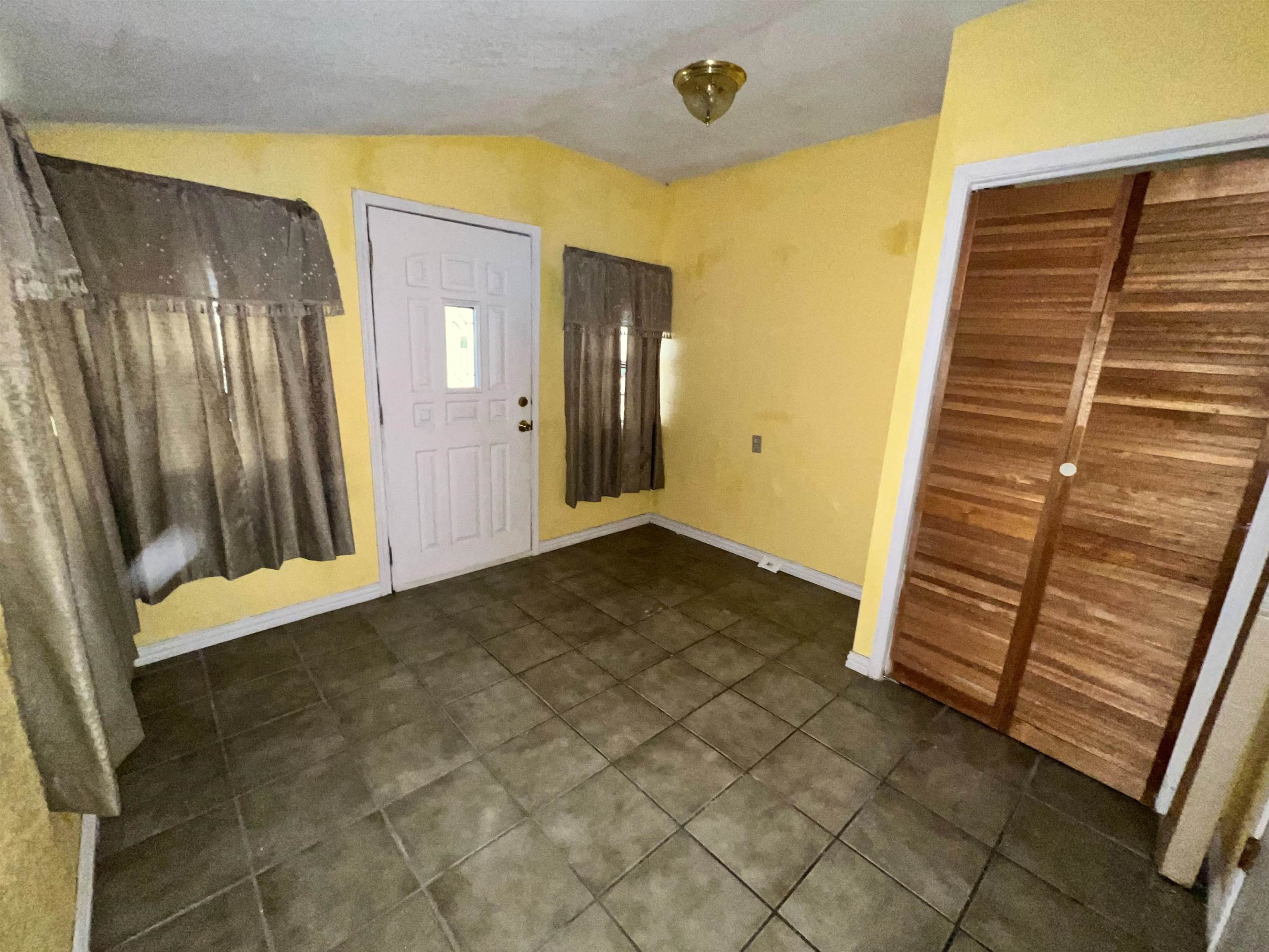 248 E Park Dr Property Photo 7