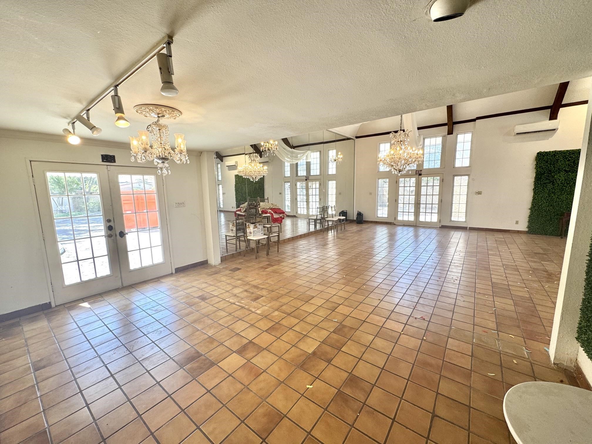 1014 Chacon St Property Photo 4