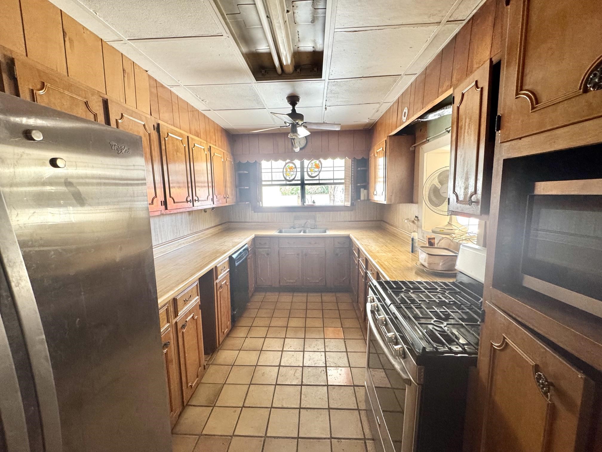 1014 Chacon St Property Photo 5