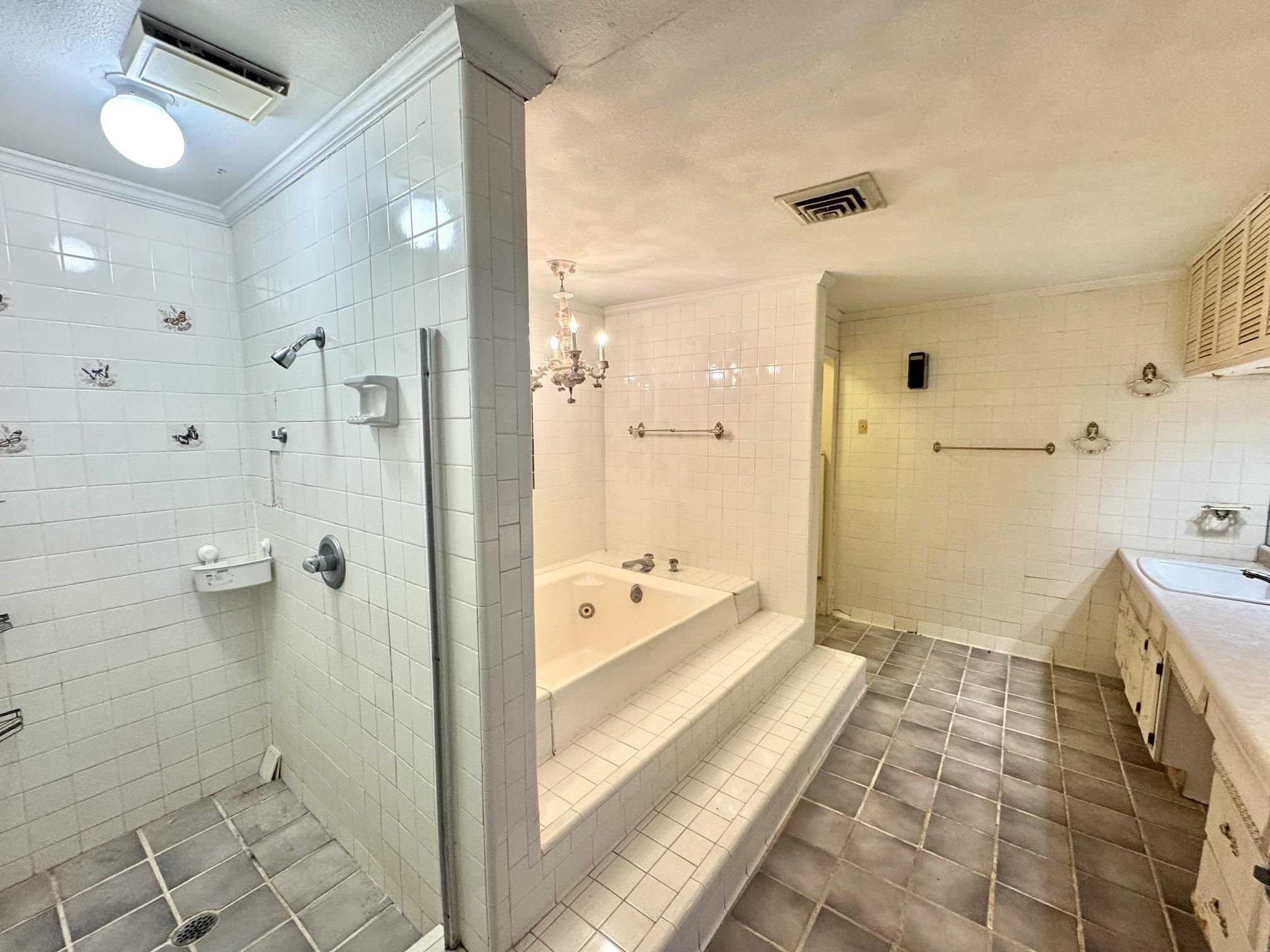 1014 Chacon St Property Photo 7