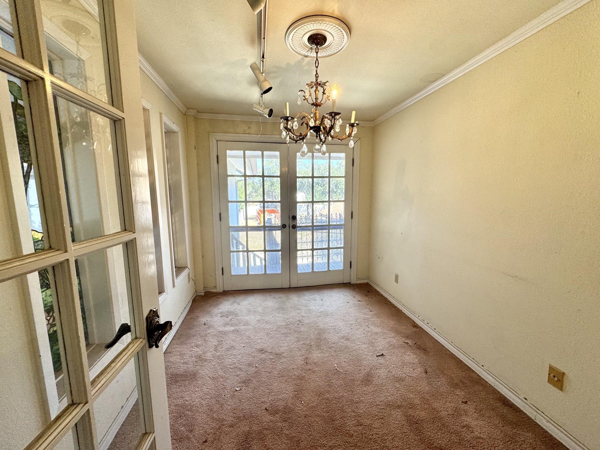 1014 Chacon St Property Photo 12