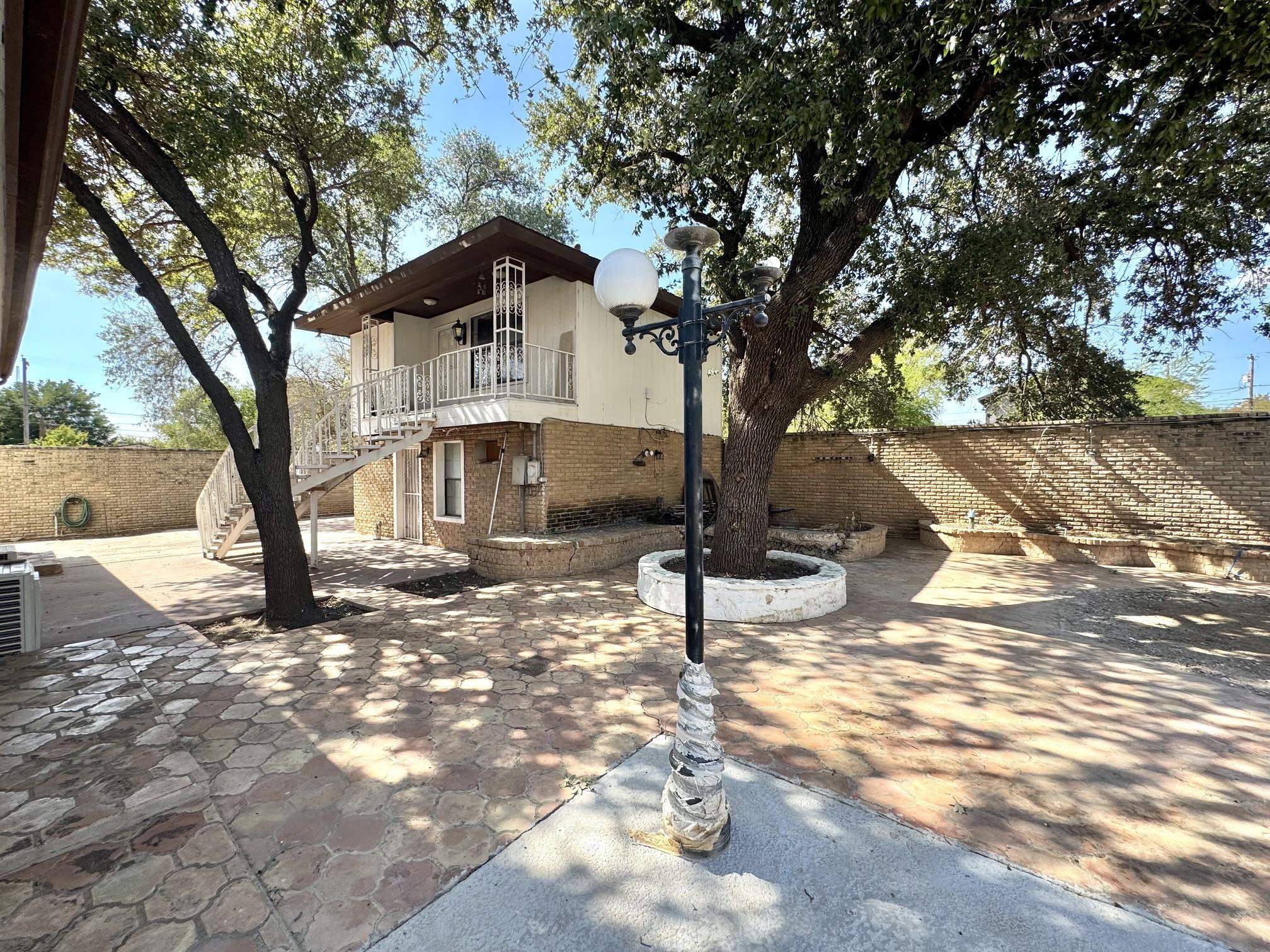 1014 Chacon St Property Photo 18
