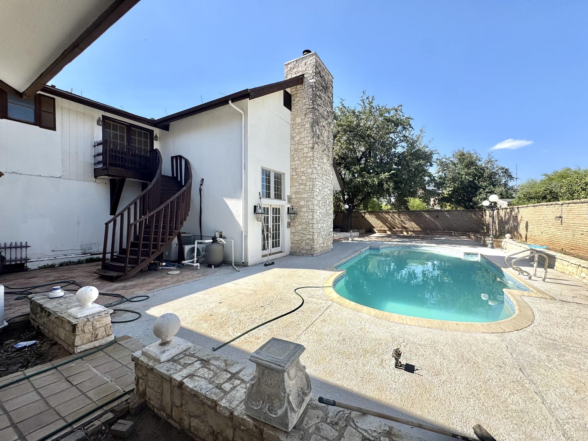 1014 Chacon St Property Photo 22