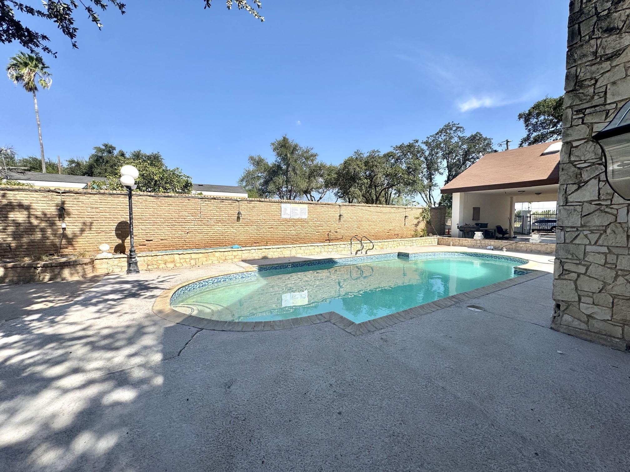 1014 Chacon St Property Photo 23