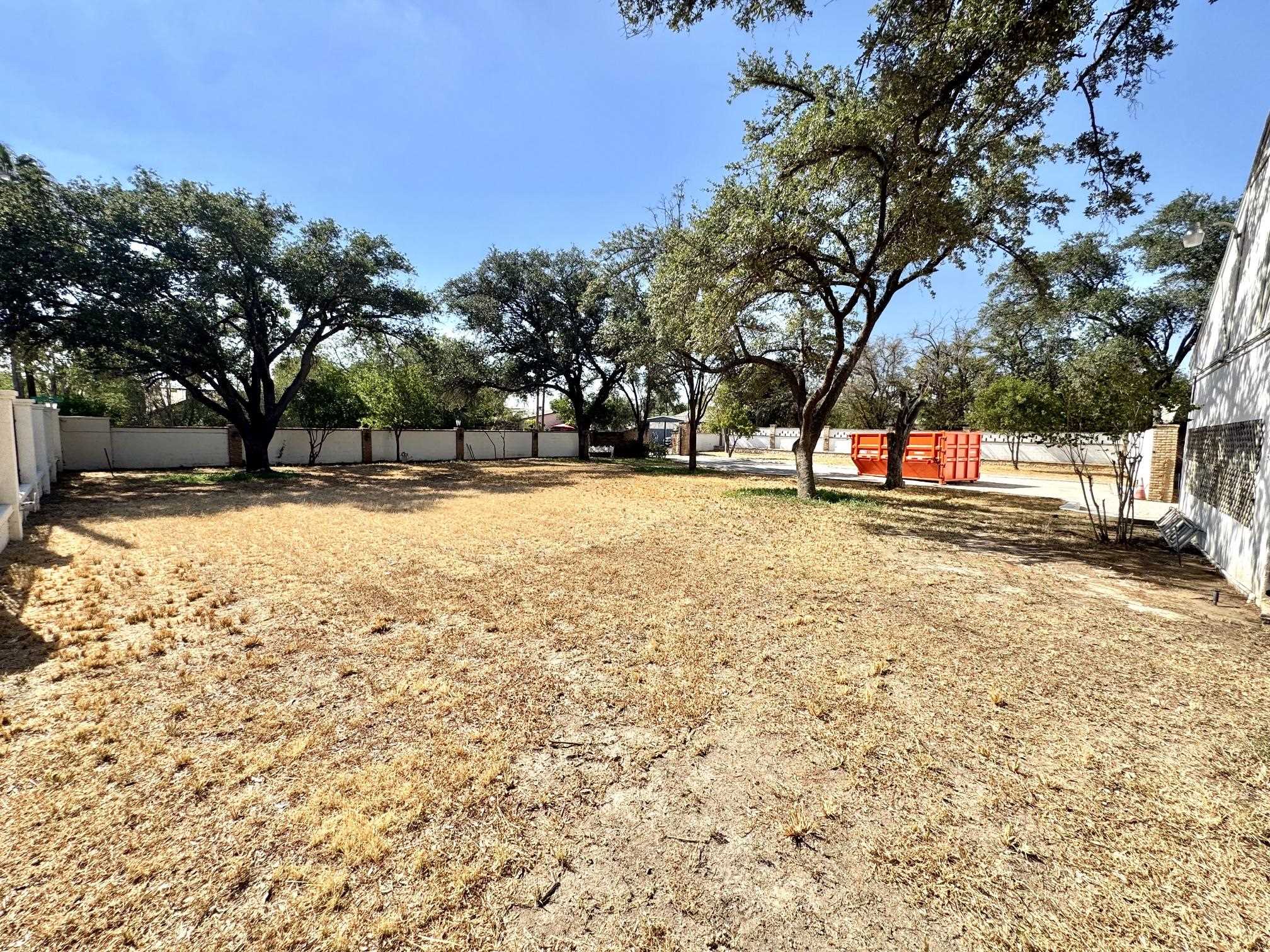 1014 Chacon St Property Photo 26