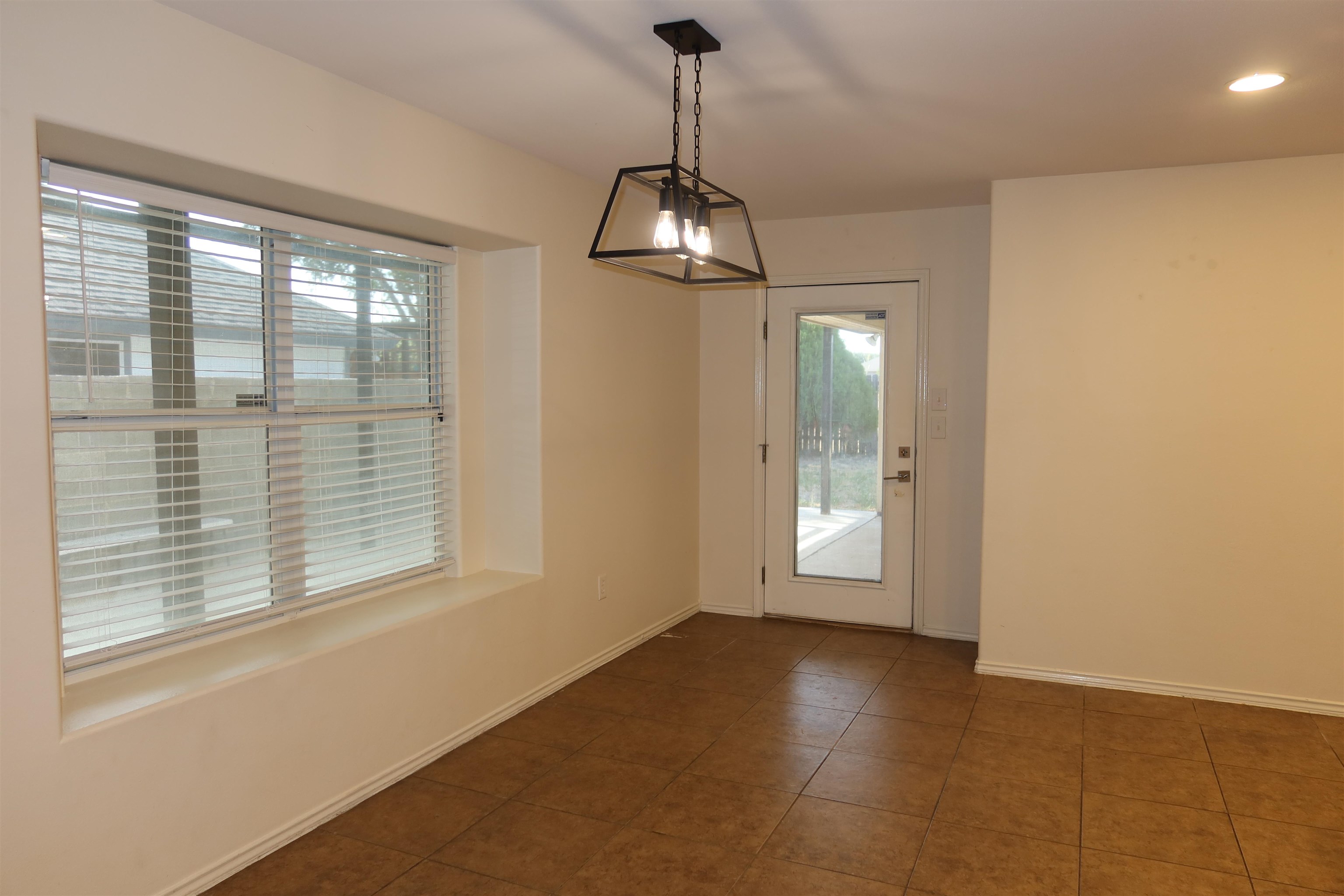 1906 Stonefield Ln Property Photo 4