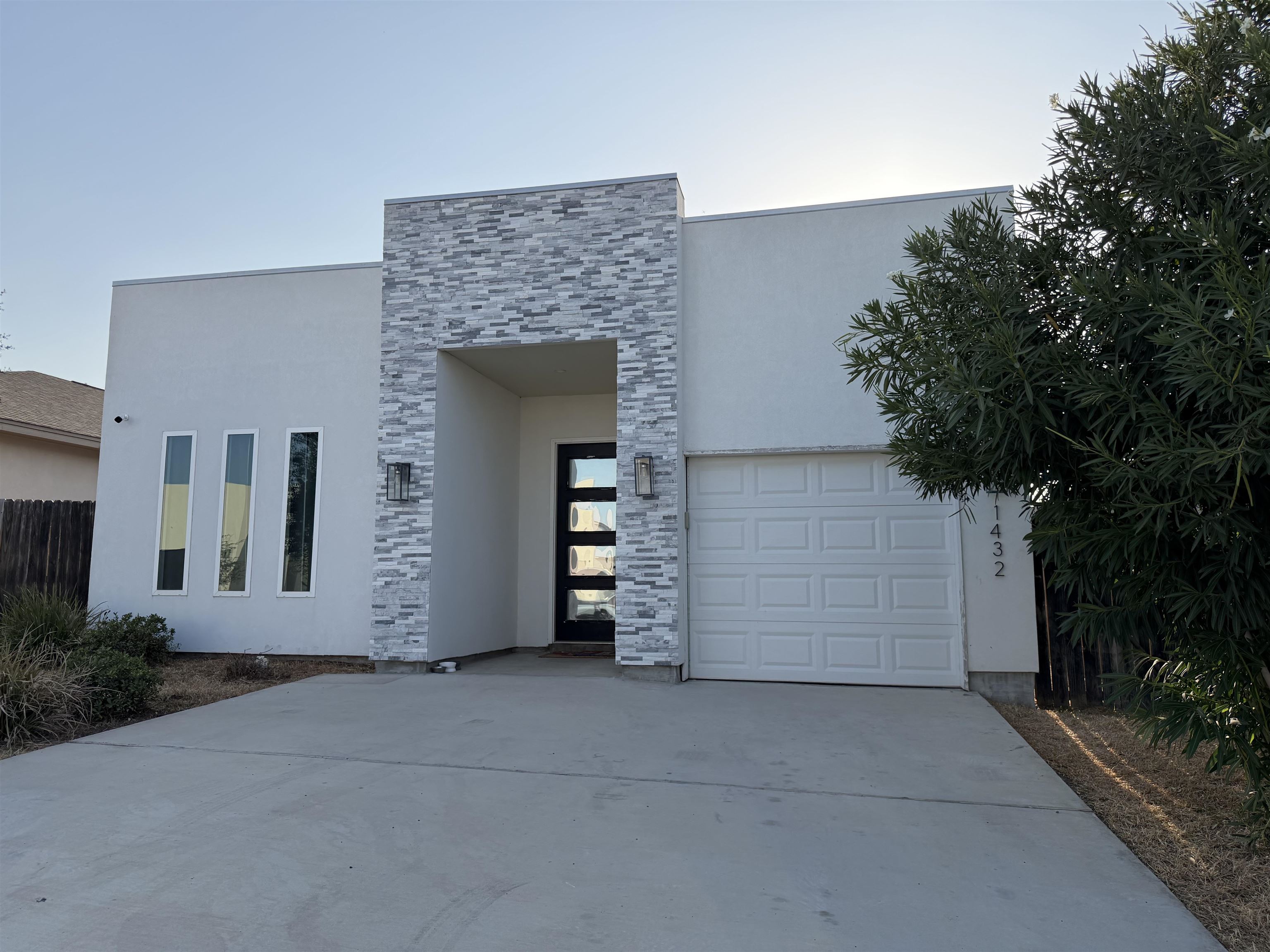 1432 Los Estribos Dr. Property Photo 2