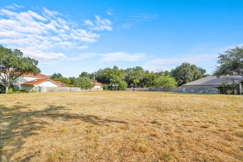 325 Manor Rd Property Photo 4