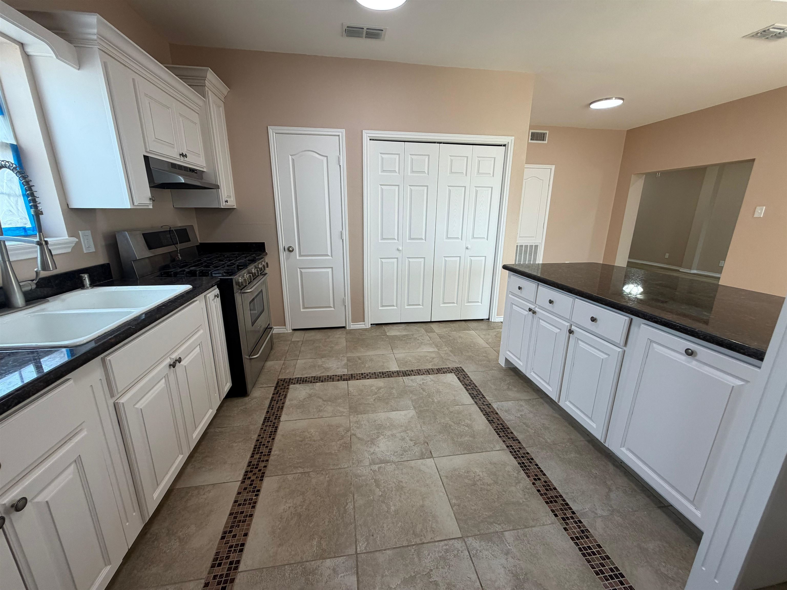 2114 E Price St Property Photo 6