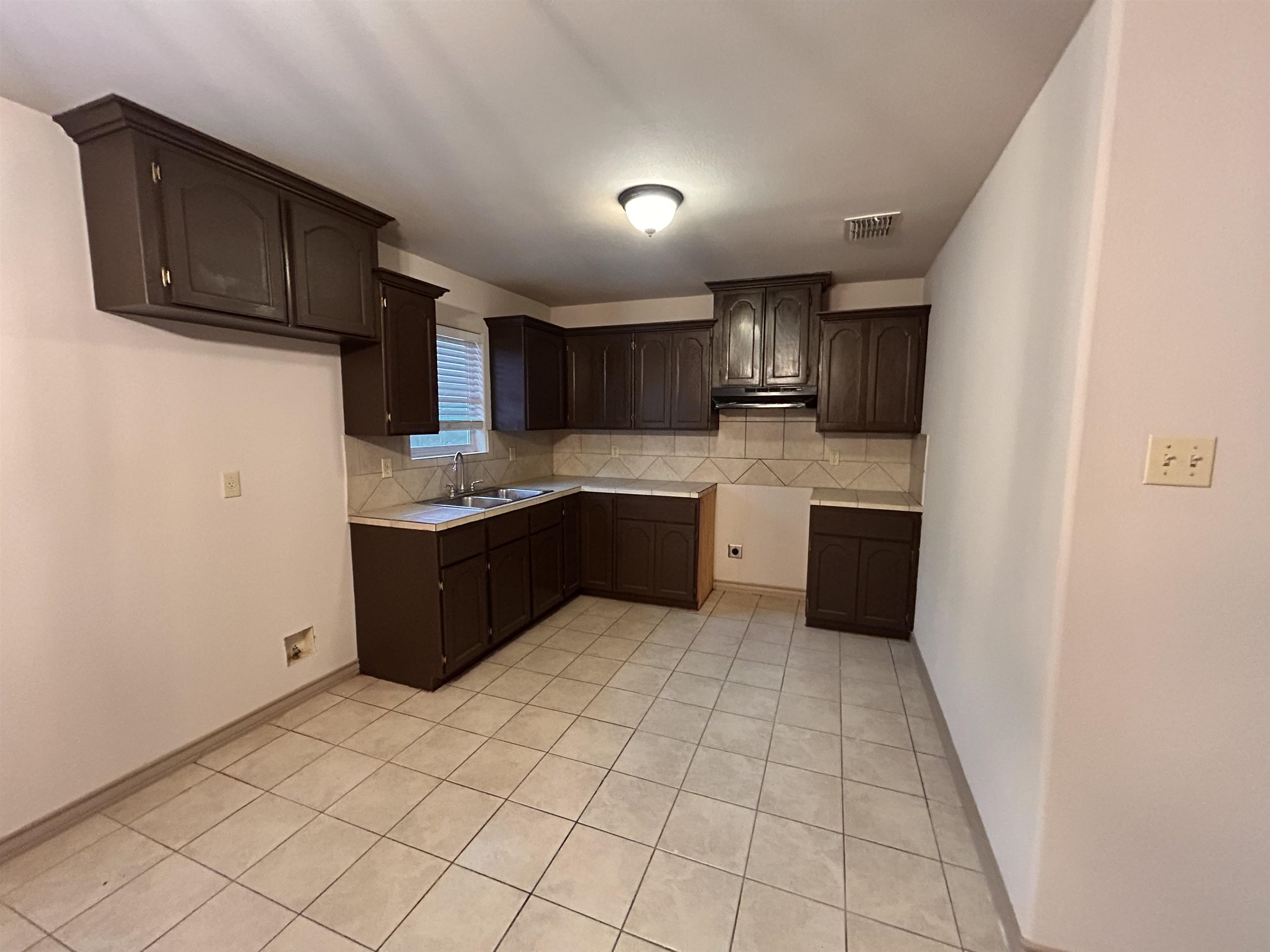 607 John Adams Rd Property Photo 4