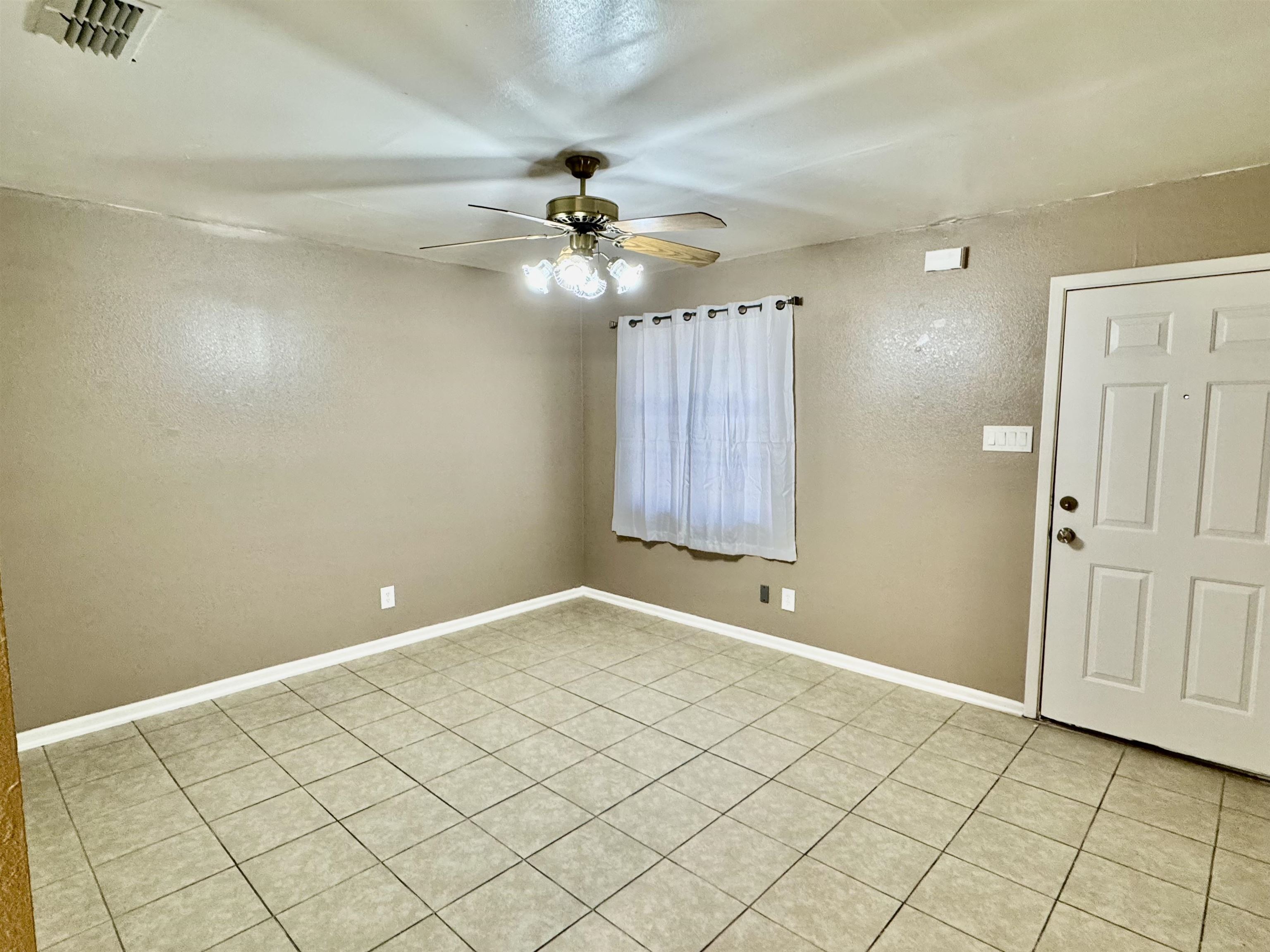 1421 Reagan Dr Property Photo 4