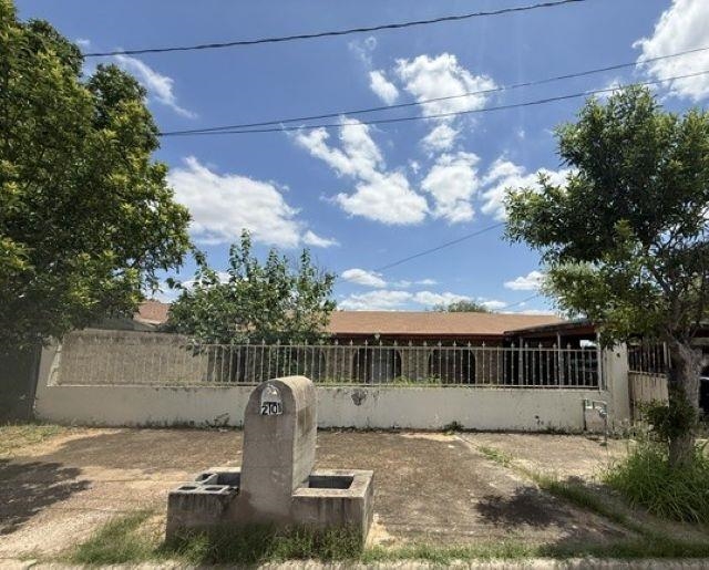 2101 N Smith Ave Property Photo 1