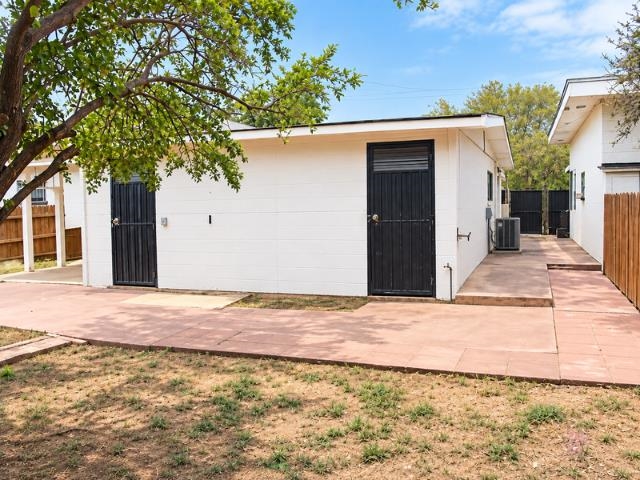 2302 E Lyon St Property Photo 3