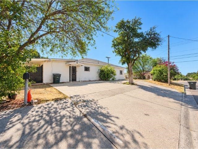2302 E Lyon St Property Photo 4