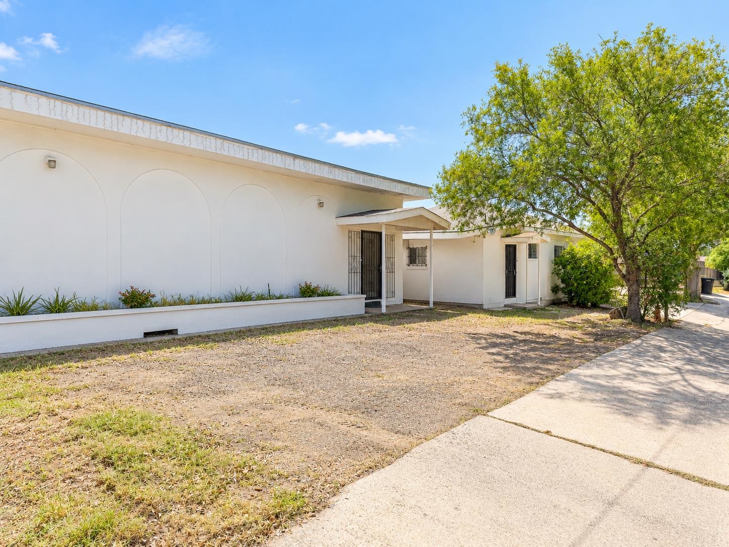 2302 E Lyon St Property Photo 5