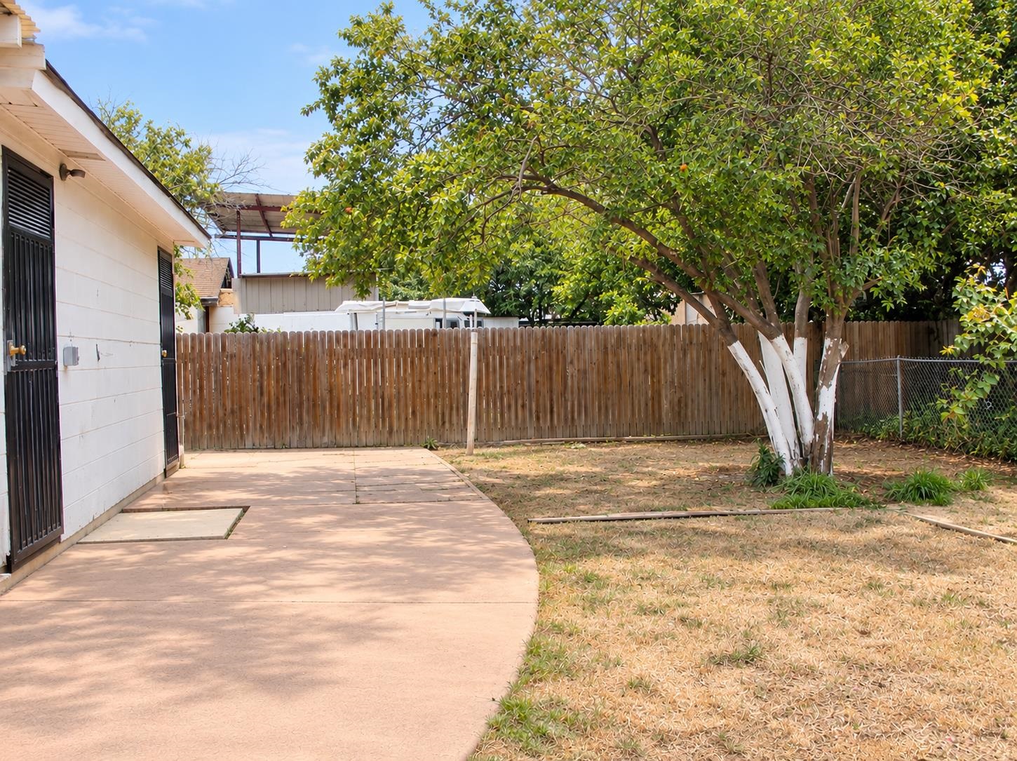 2302 E Lyon St Property Photo 6
