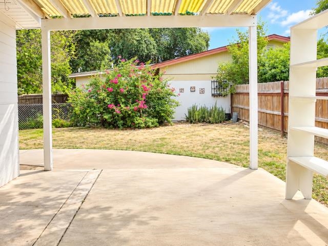 2302 E Lyon St Property Photo 7