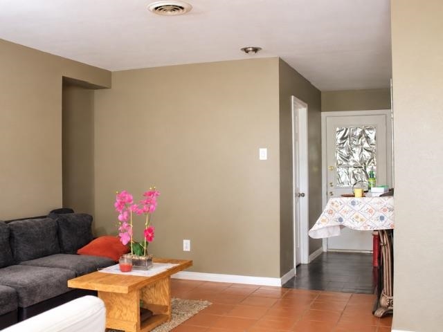 2302 E Lyon St Property Photo 13