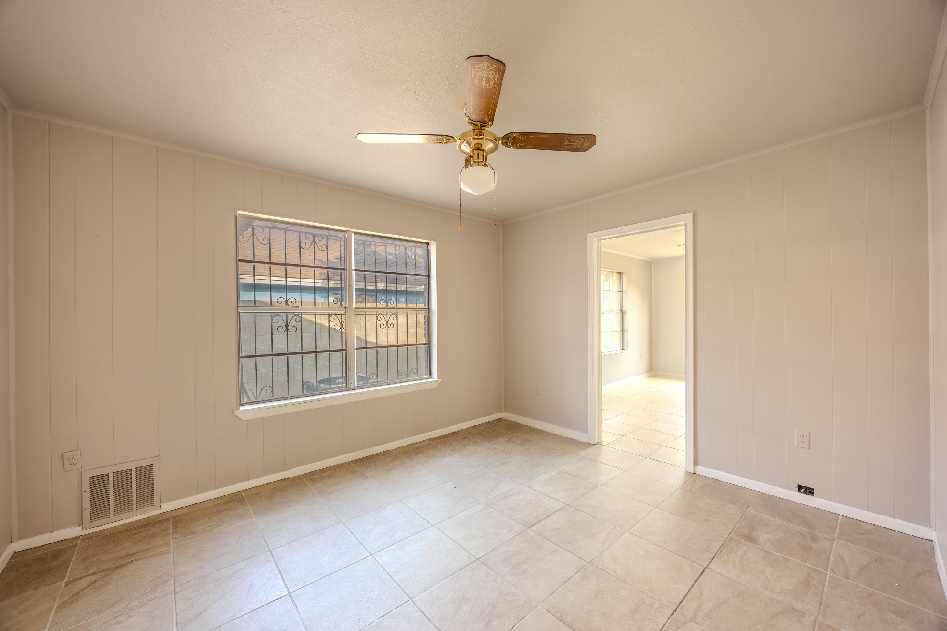 2115 Mier St Property Photo 9