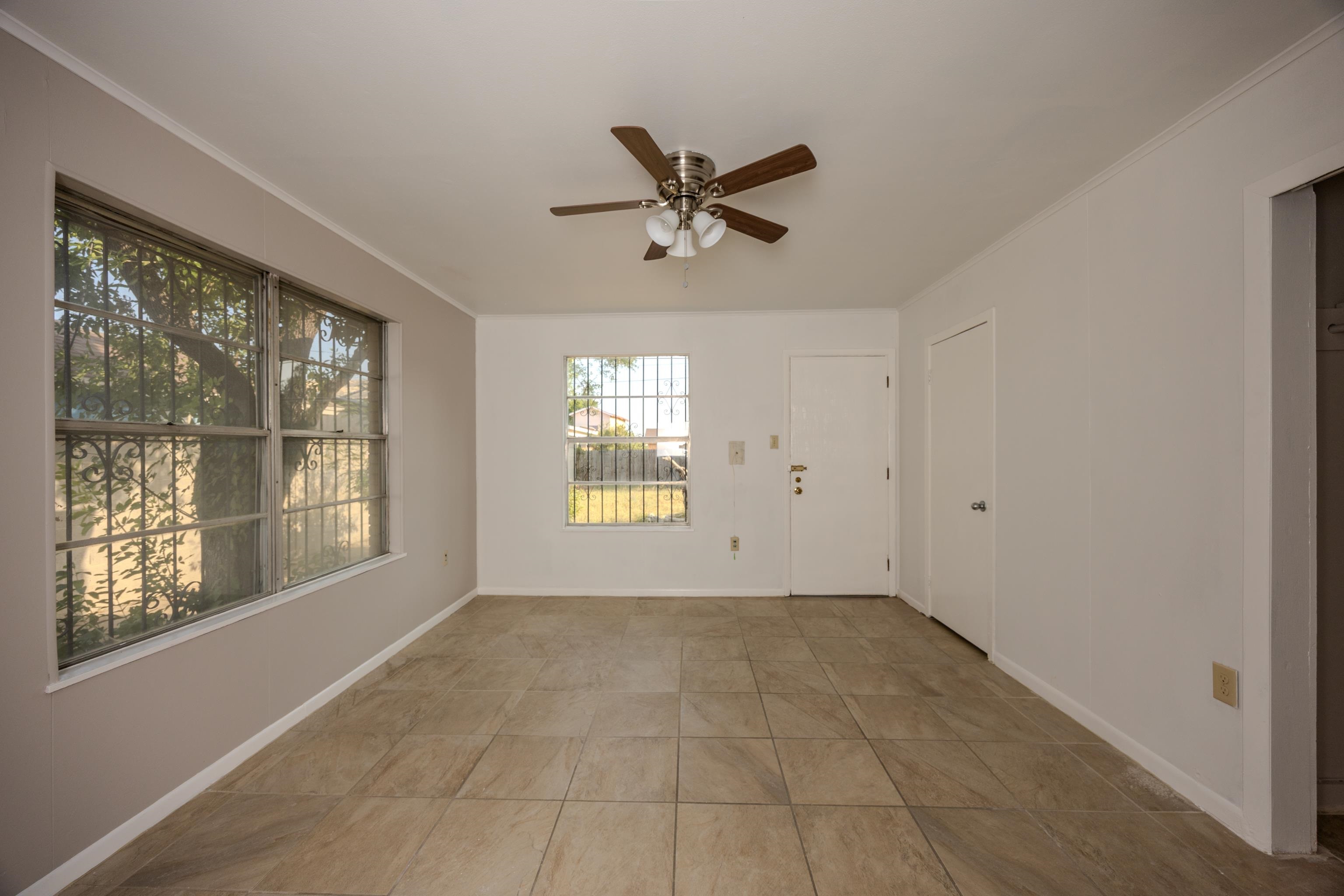 2115 Mier St Property Photo 11