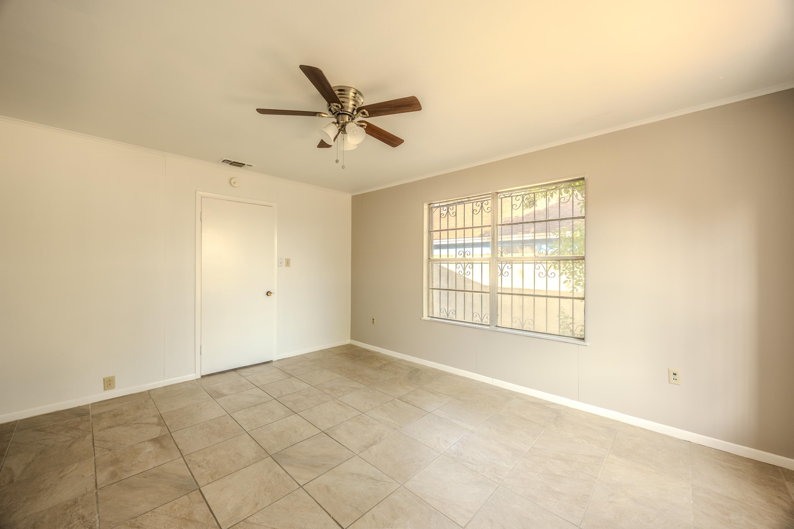 2115 Mier St Property Photo 12