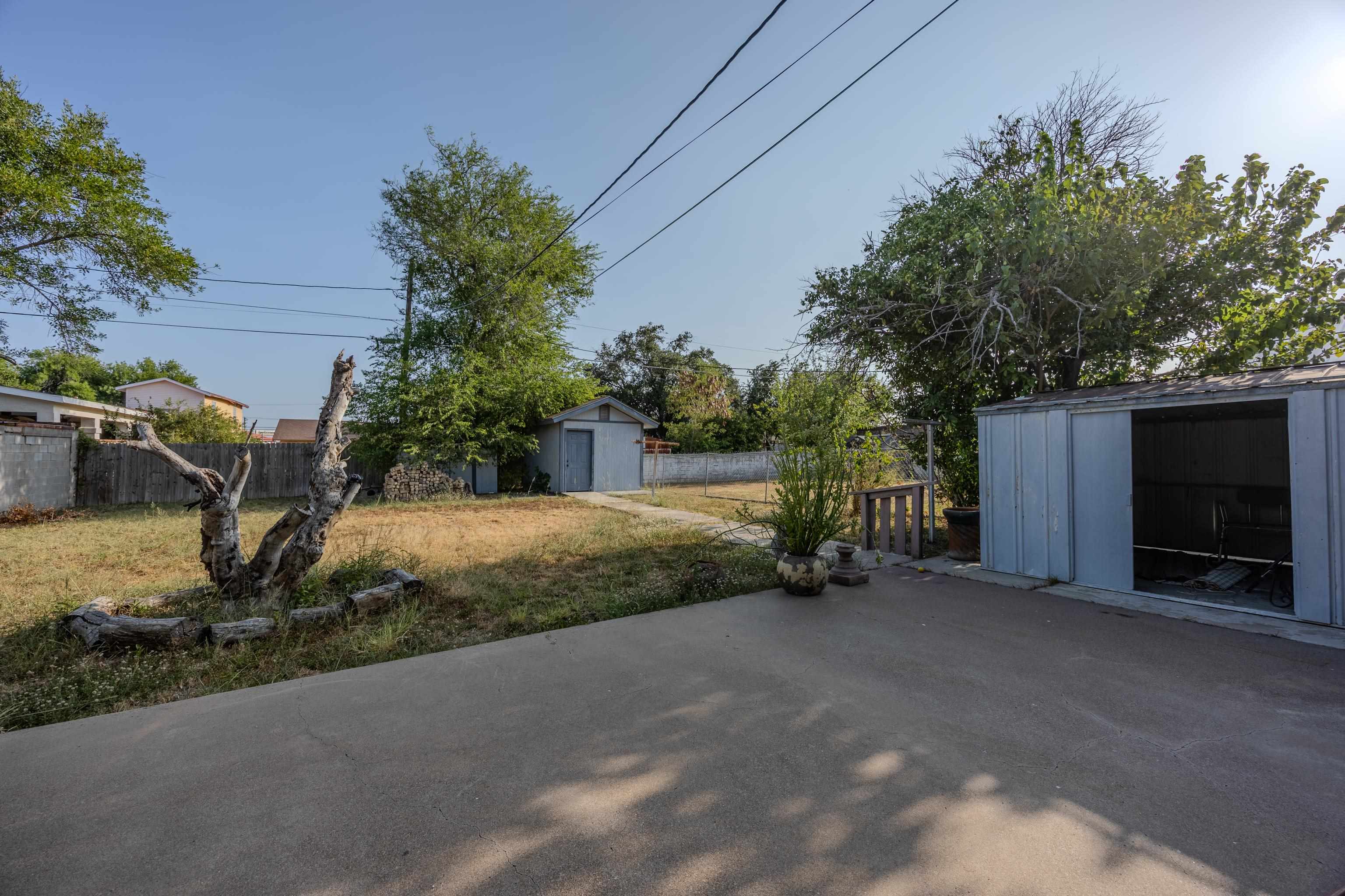 2115 Mier St Property Photo 14