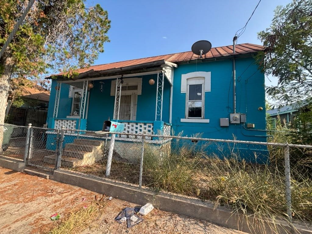 211 Lincoln St Property Photo 2
