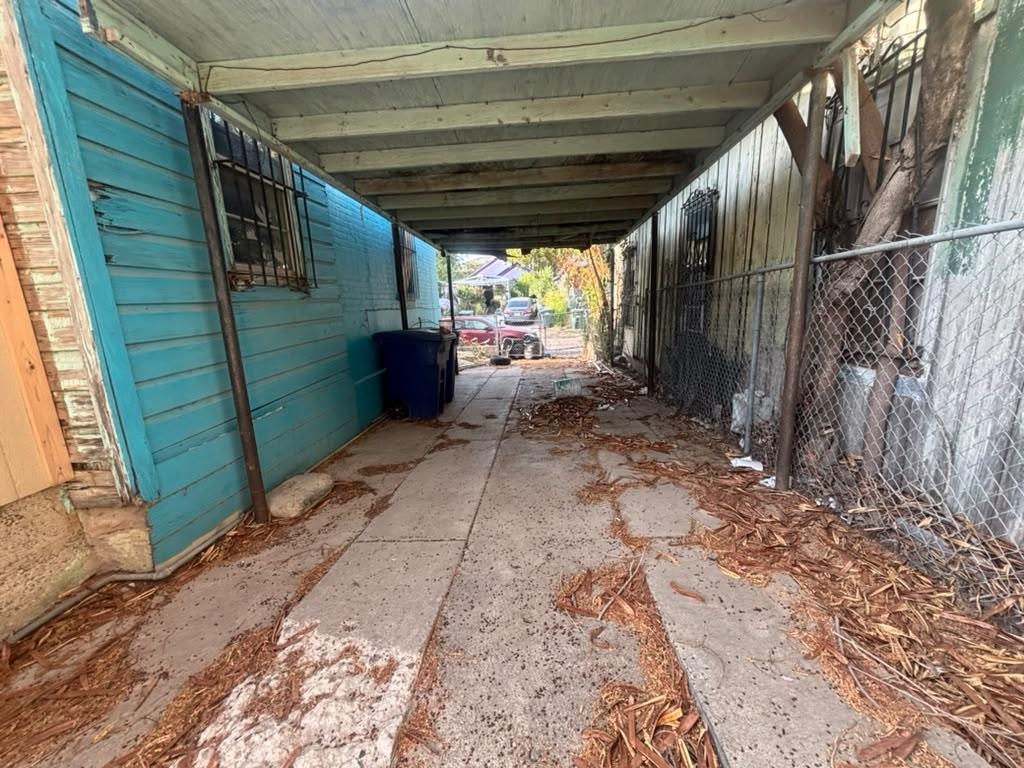 211 Lincoln St Property Photo 3