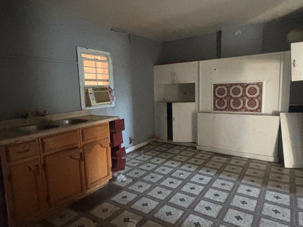 211 Lincoln St Property Photo 4