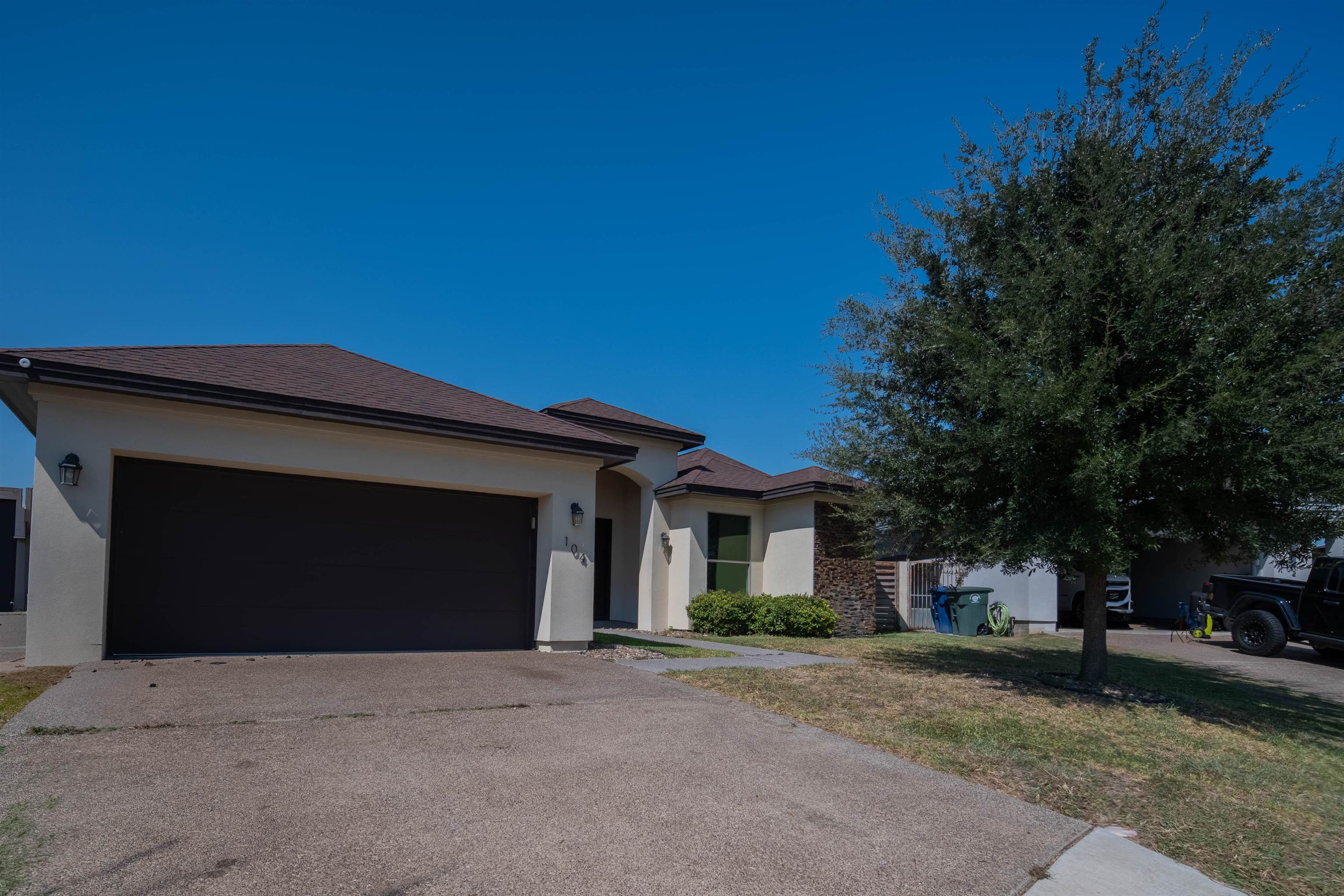 104 Chisos Oak Dr Property Photo 2