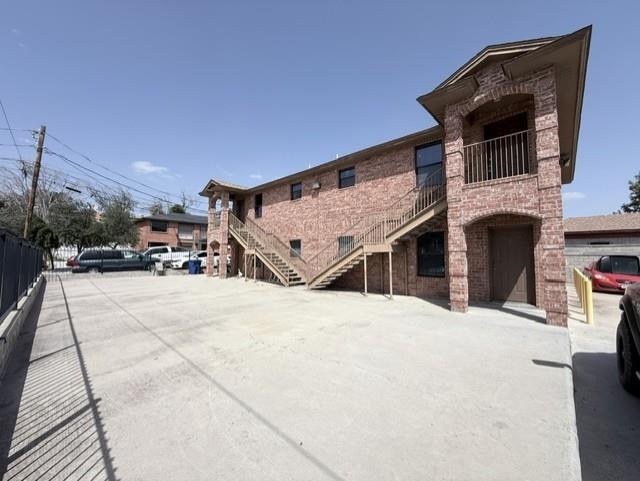 902 Laredo St #4 Property Photo 2