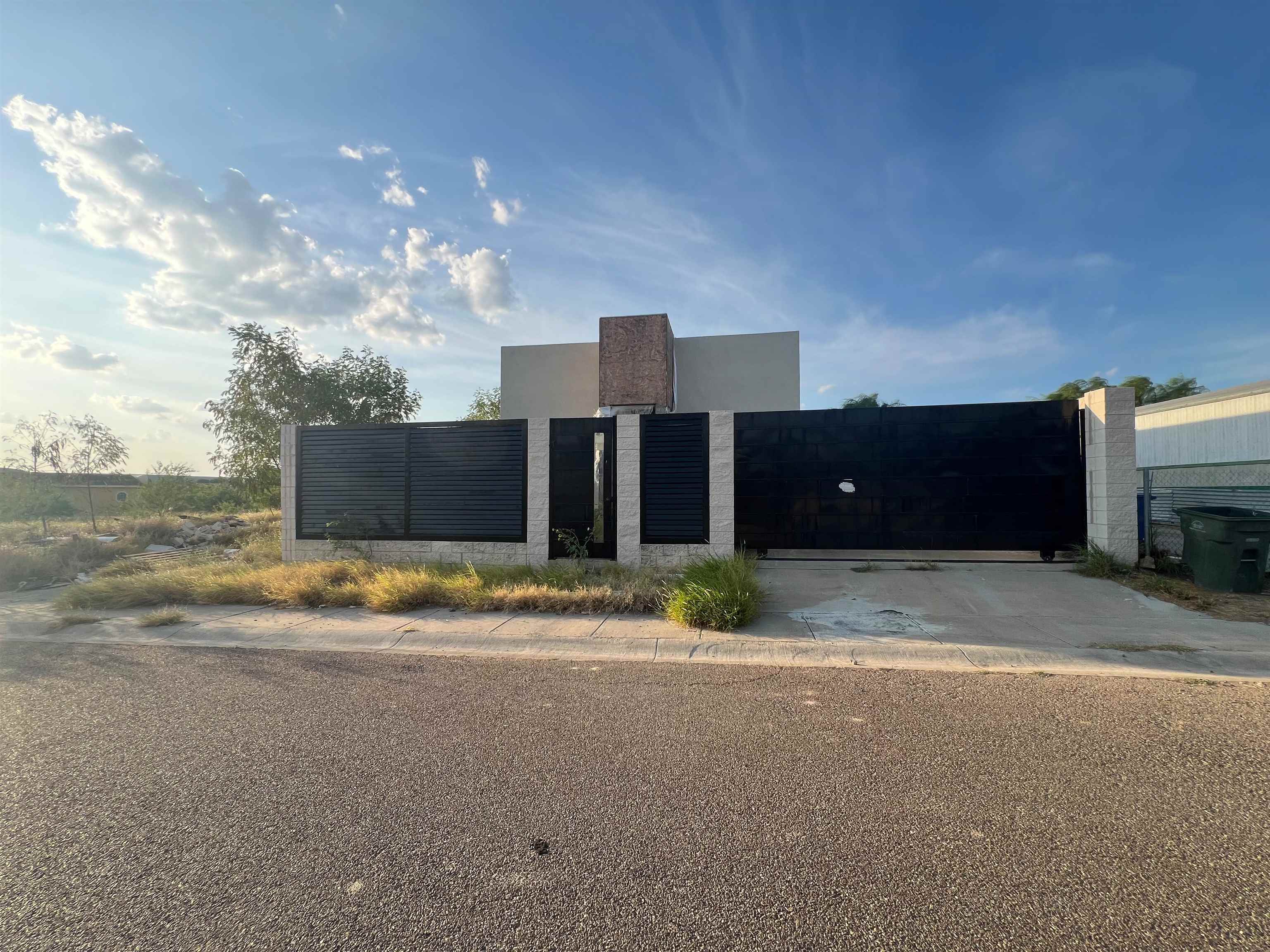 2510 Canelo Dr. Property Photo 2