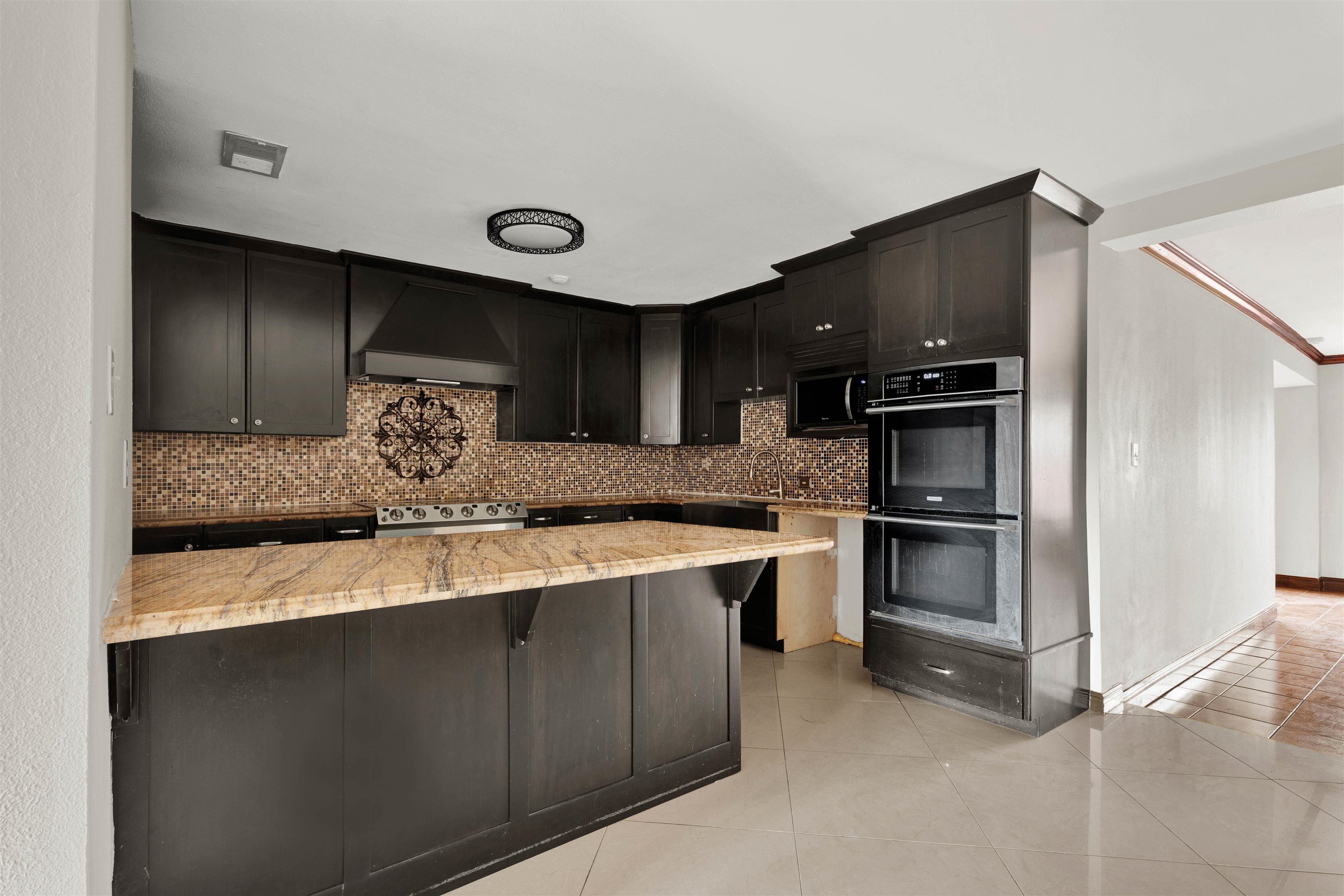 216 Century Blvd Property Photo 4