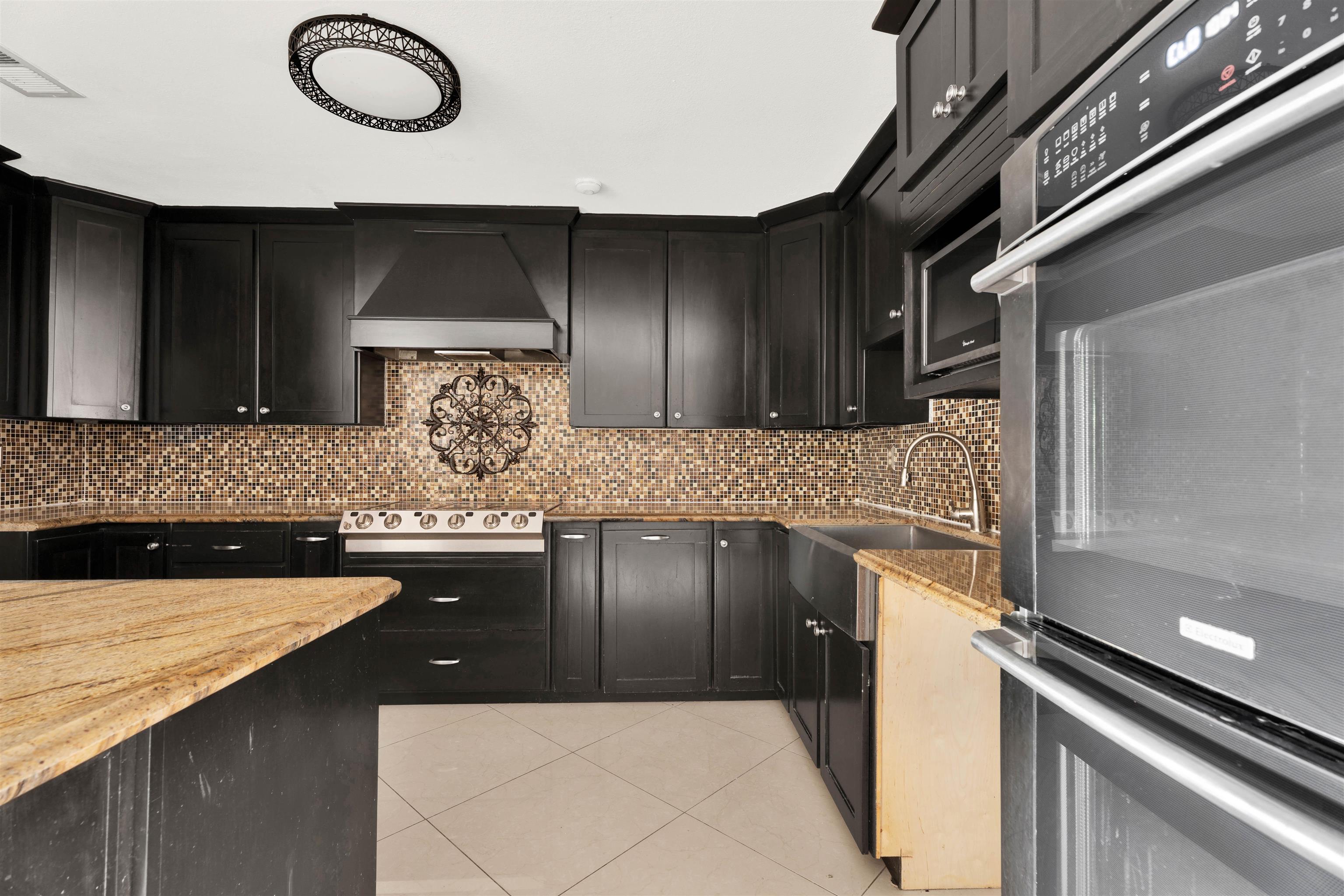 216 Century Blvd Property Photo 5