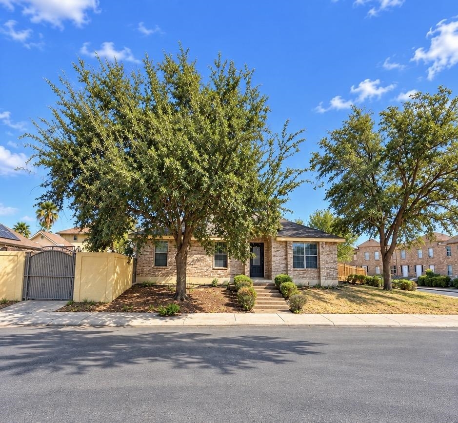 302 Begona Ct Property Photo 1