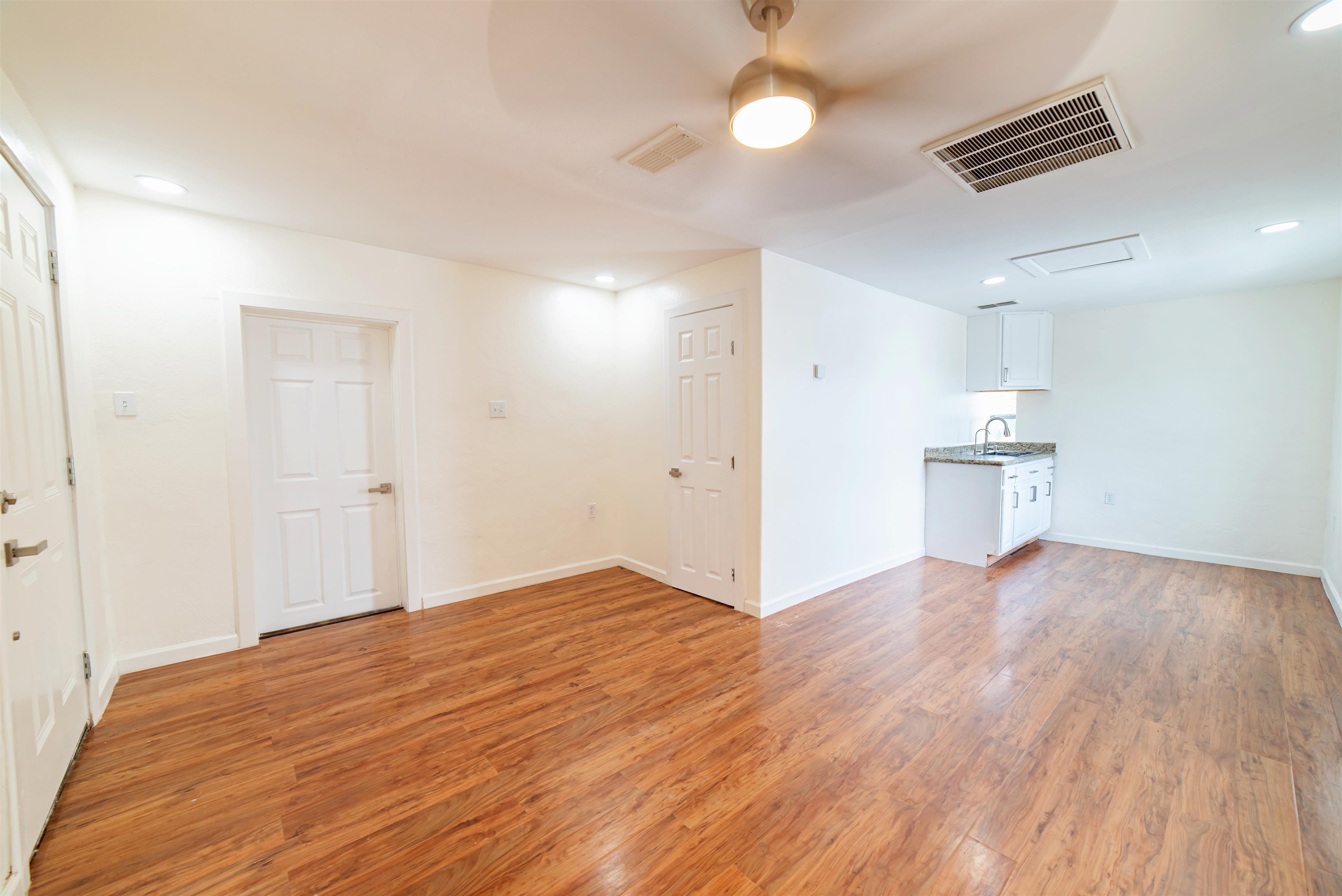 2218 Burnside St Property Photo 18